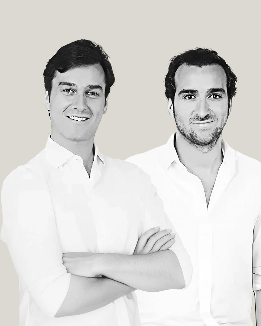 Manos dibujando planos arquitectónicos