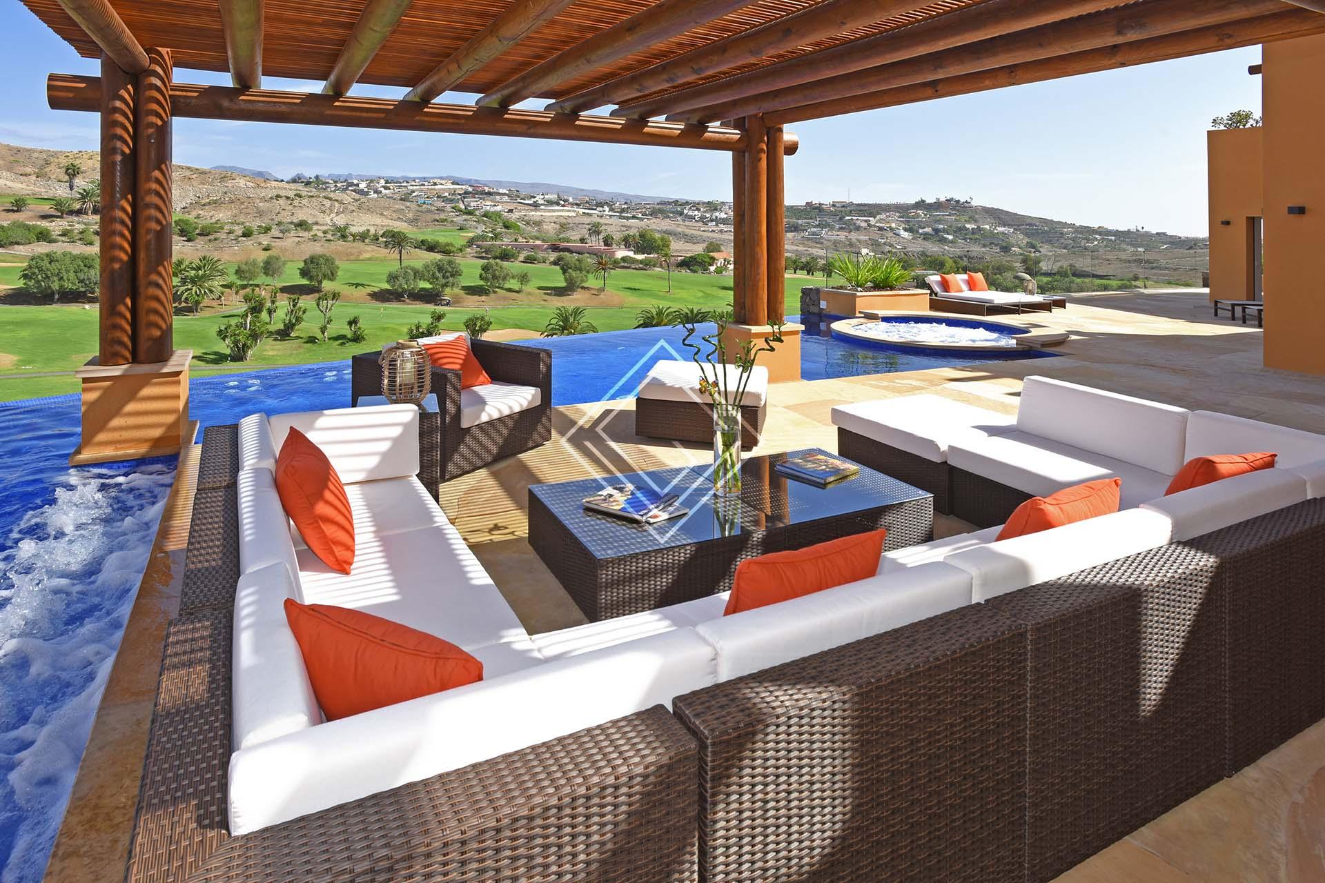 Villa de lujo con piscina exterior y jacuzzi con unas vistas espectaculares al campo de golf.