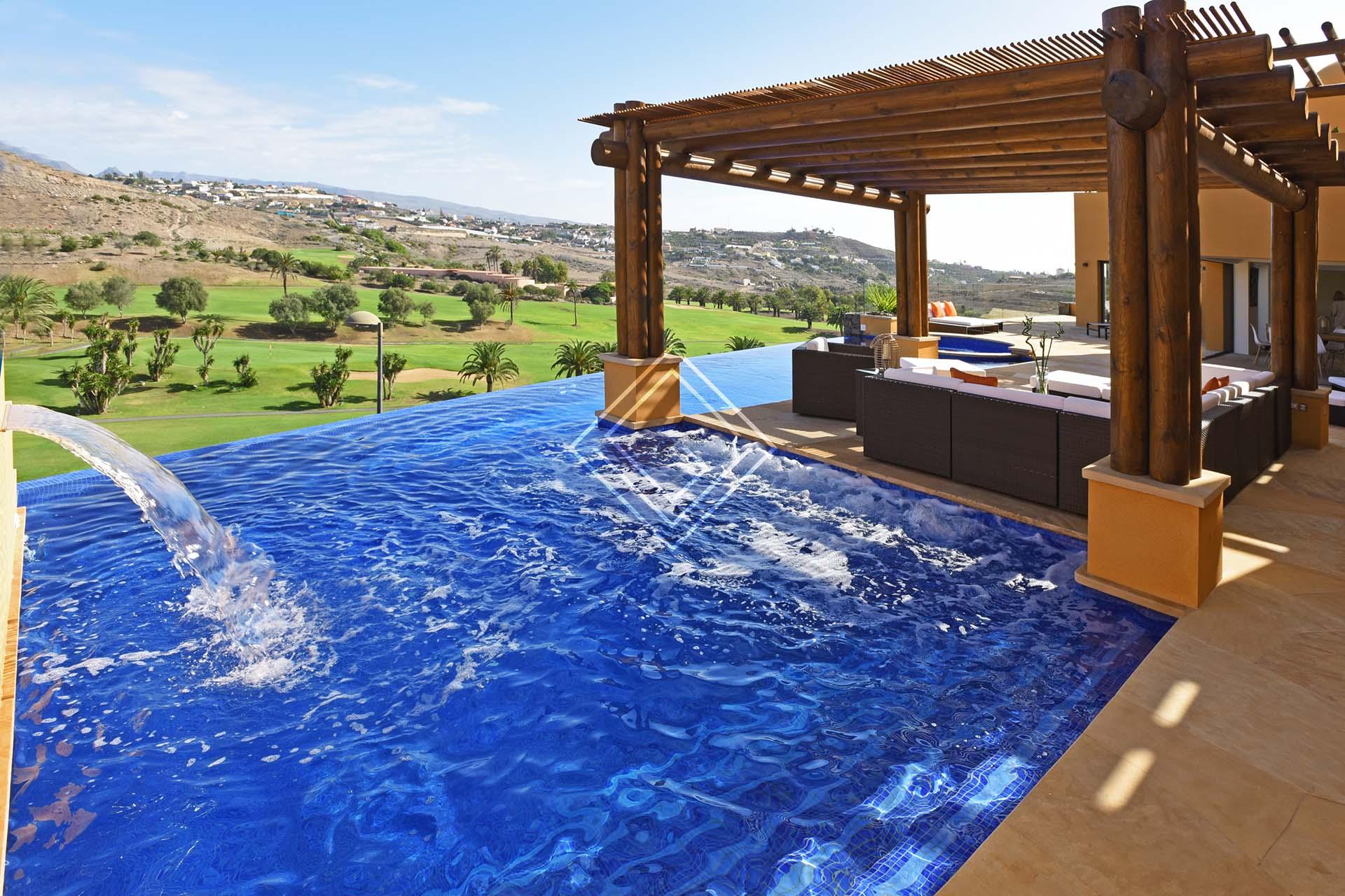 Villa de lujo con piscina exterior y jacuzzi con unas vistas espectaculares al campo de golf.