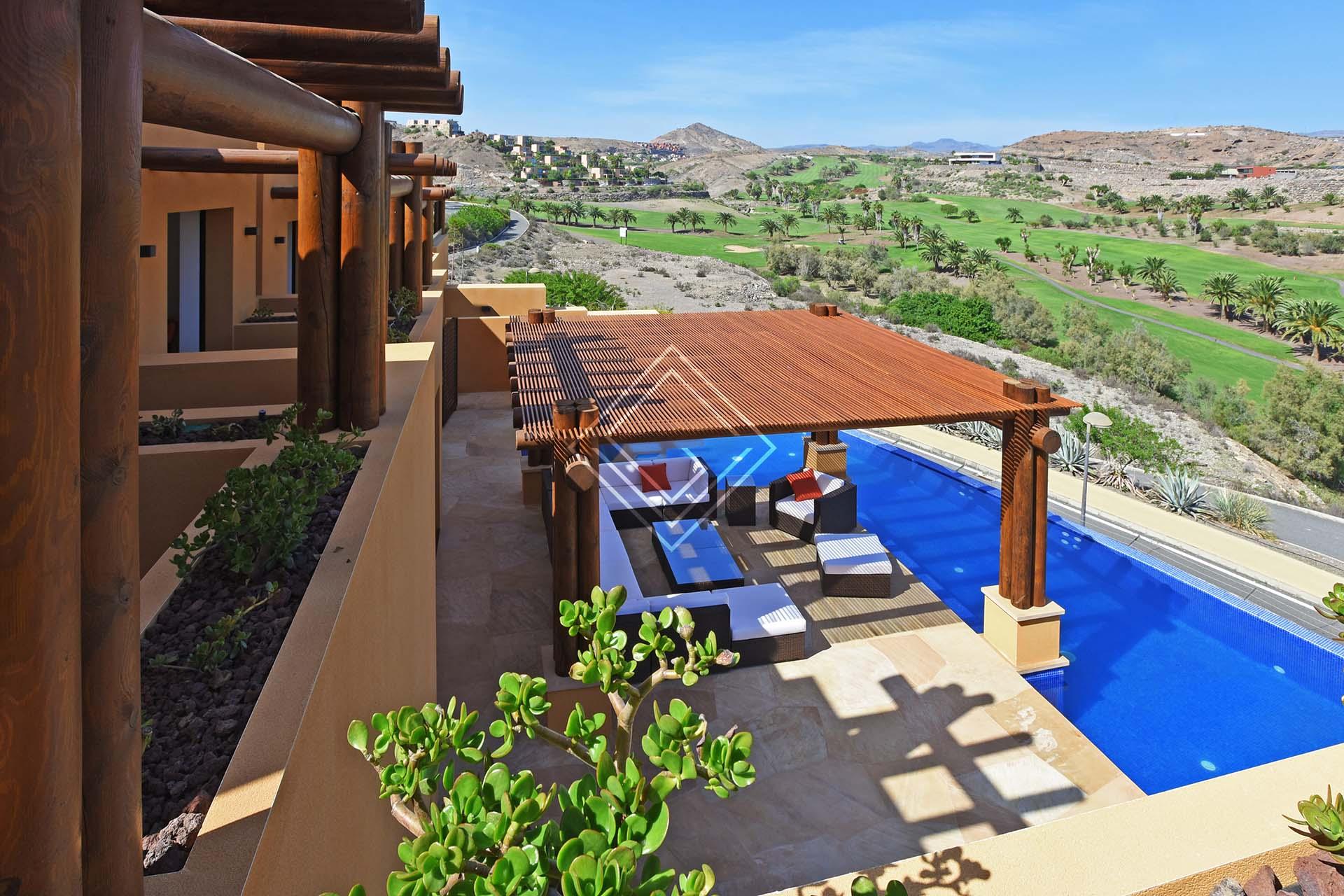 Villa de lujo con piscina exterior y jacuzzi con unas vistas espectaculares al campo de golf.