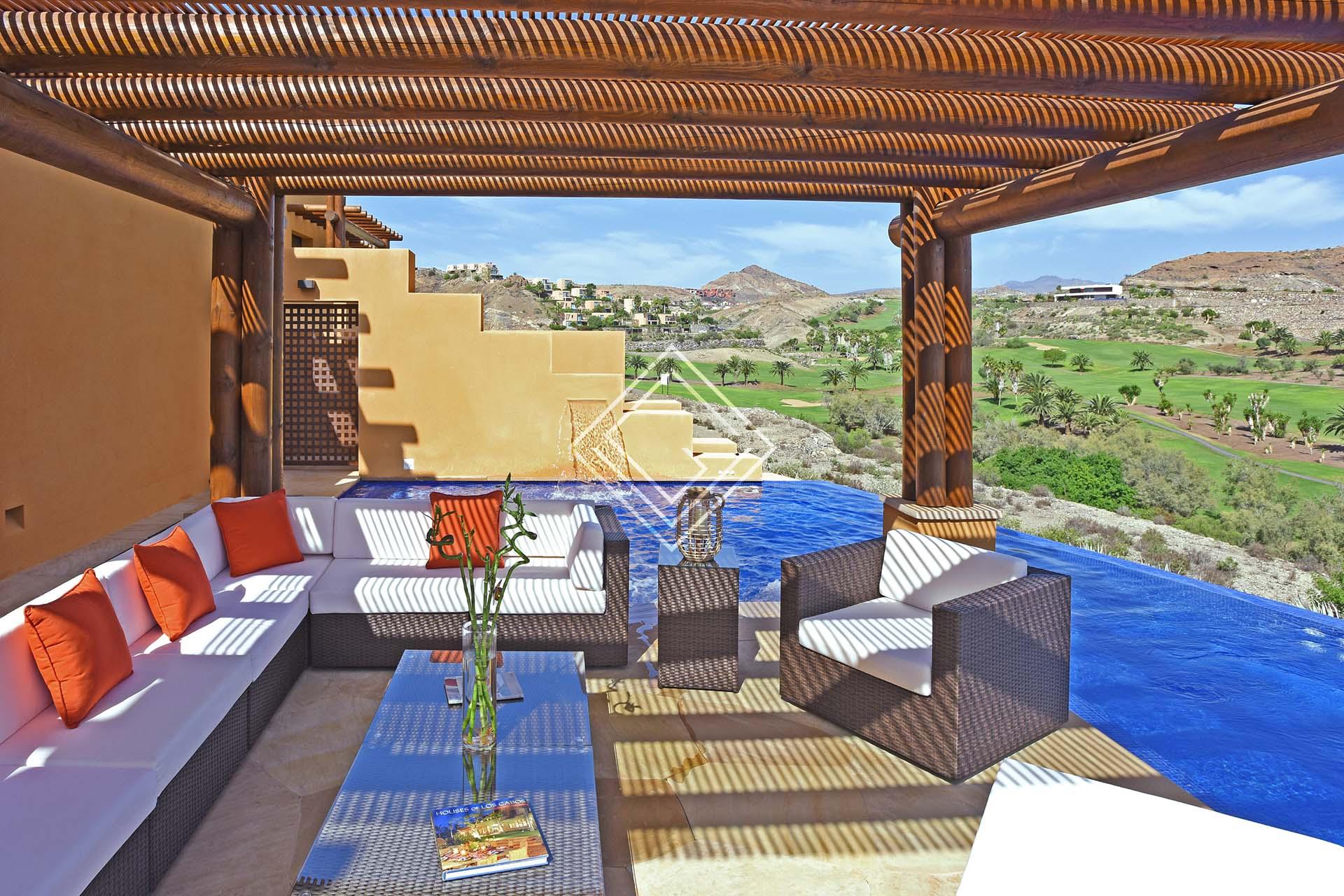 Villa de lujo con piscina exterior y jacuzzi con unas vistas espectaculares al campo de golf.