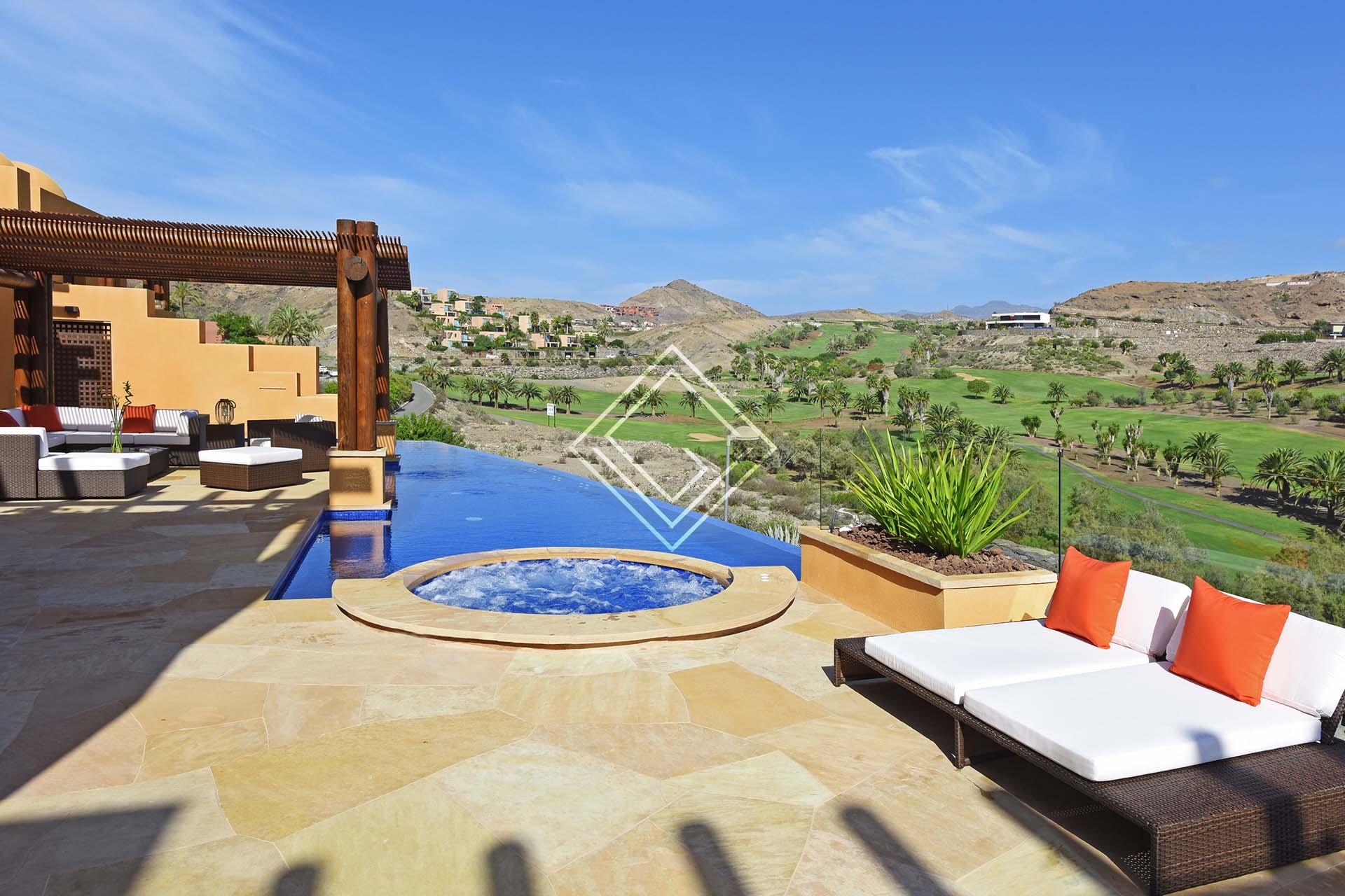 Villa de lujo con piscina exterior y jacuzzi con unas vistas espectaculares al campo de golf.