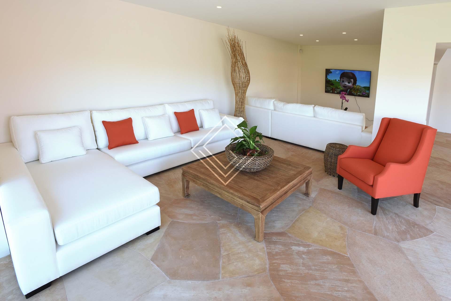 Villa de lujo con piscina exterior y jacuzzi con unas vistas espectaculares al campo de golf.