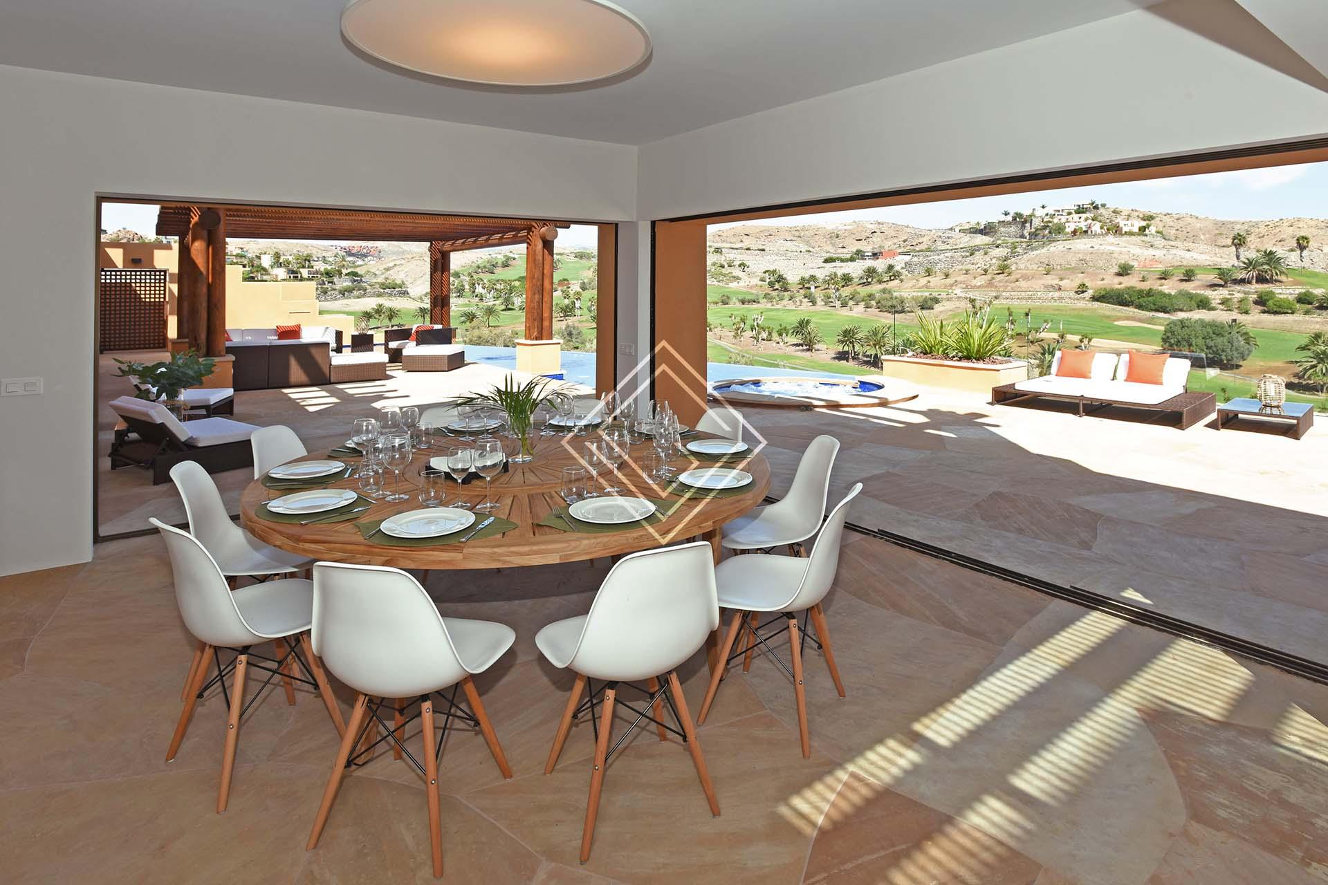 Villa de lujo con piscina exterior y jacuzzi con unas vistas espectaculares al campo de golf.