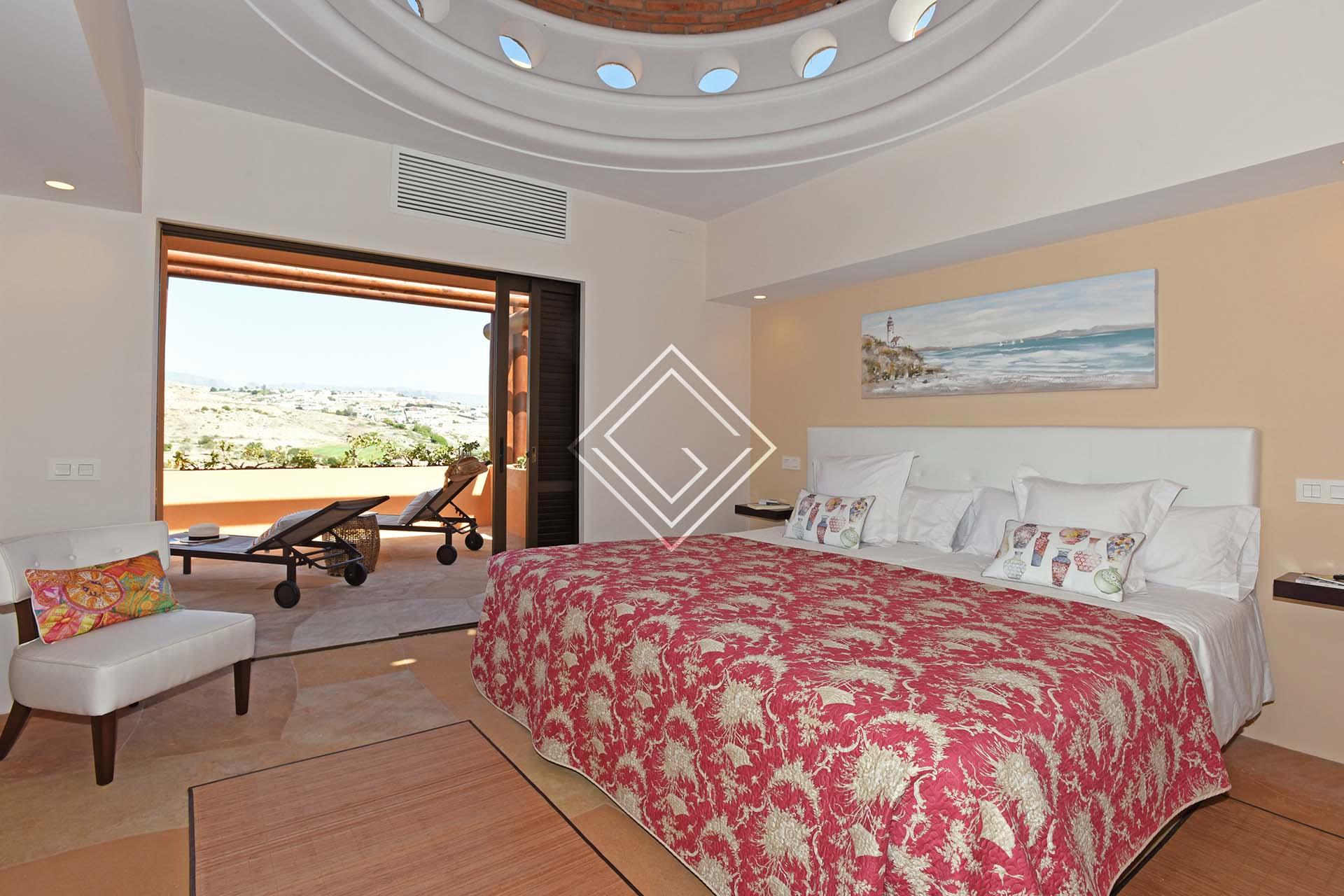 Villa de lujo con piscina exterior y jacuzzi con unas vistas espectaculares al campo de golf.