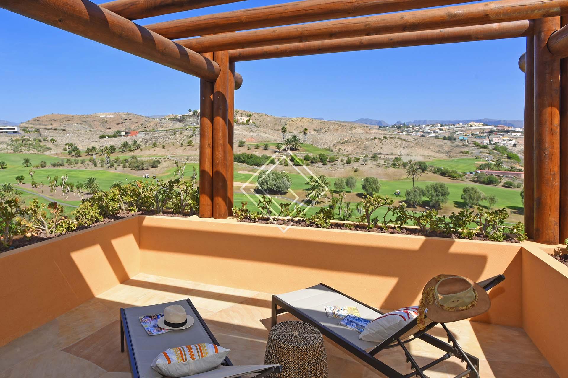 Villa de lujo con piscina exterior y jacuzzi con unas vistas espectaculares al campo de golf.