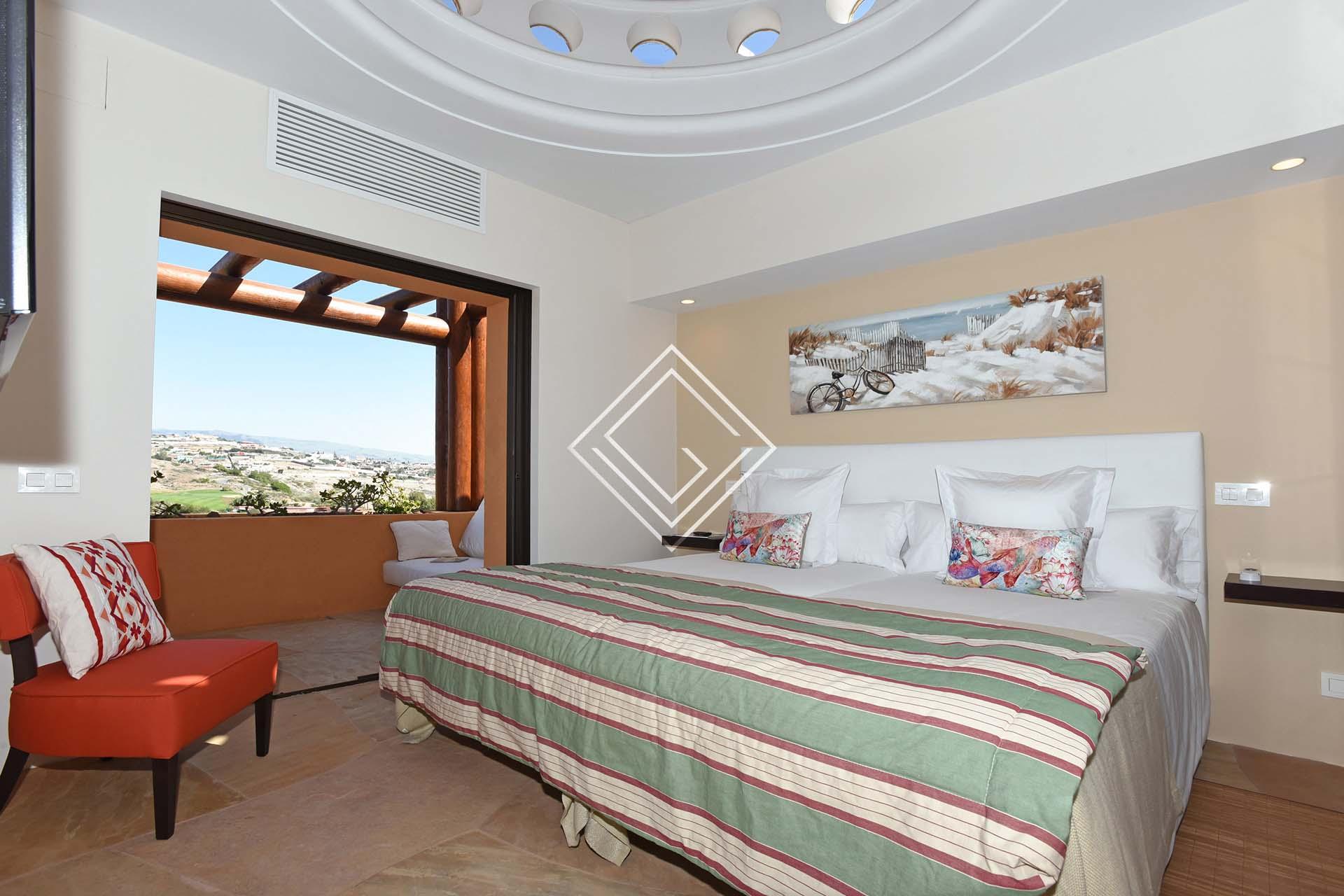 Villa de lujo con piscina exterior y jacuzzi con unas vistas espectaculares al campo de golf.