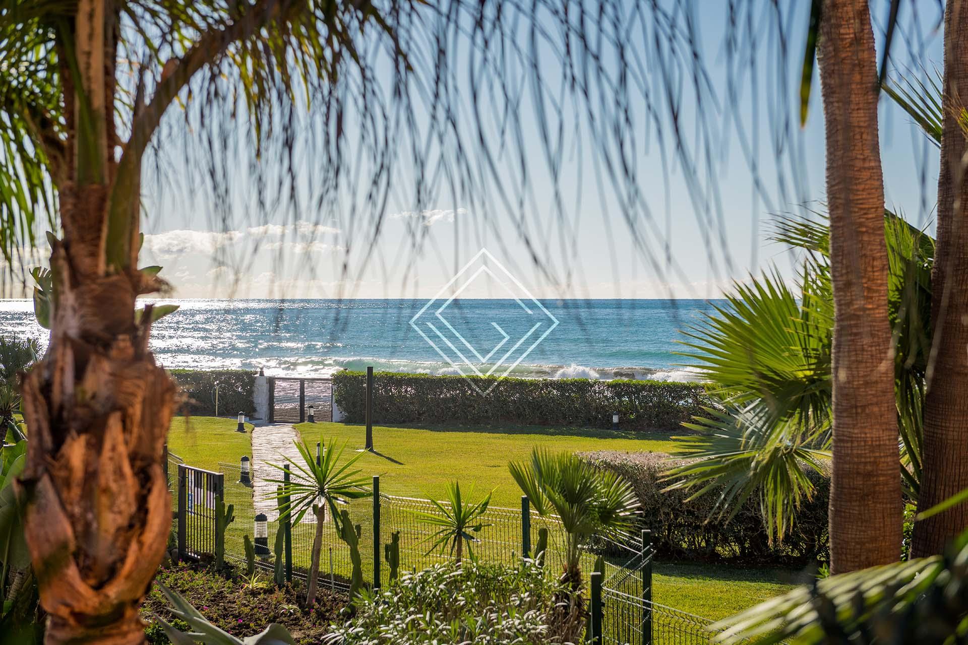 Estupendo bajo con jardín en primera linea de playa