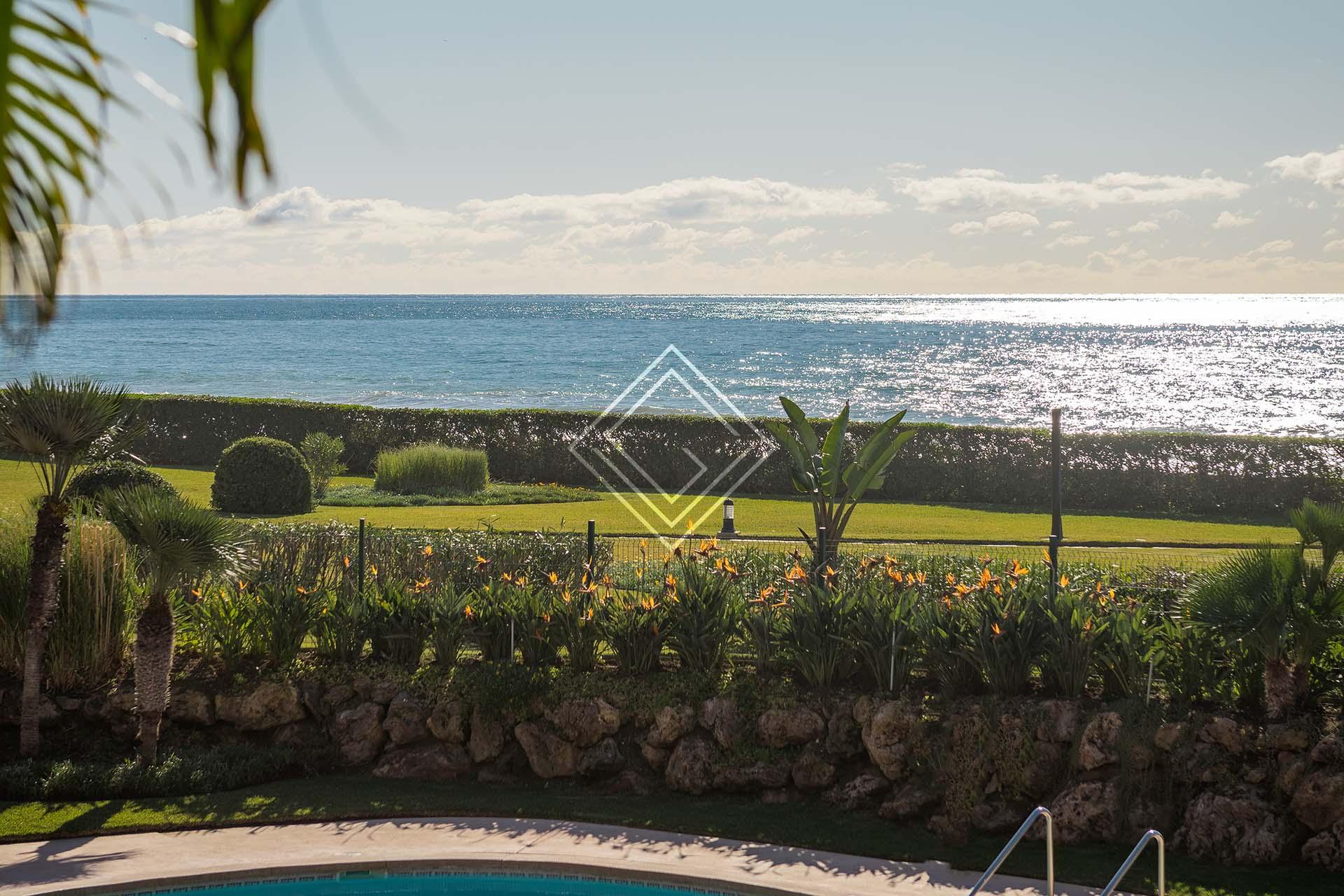 Estupendo bajo con jardín en primera linea de playa