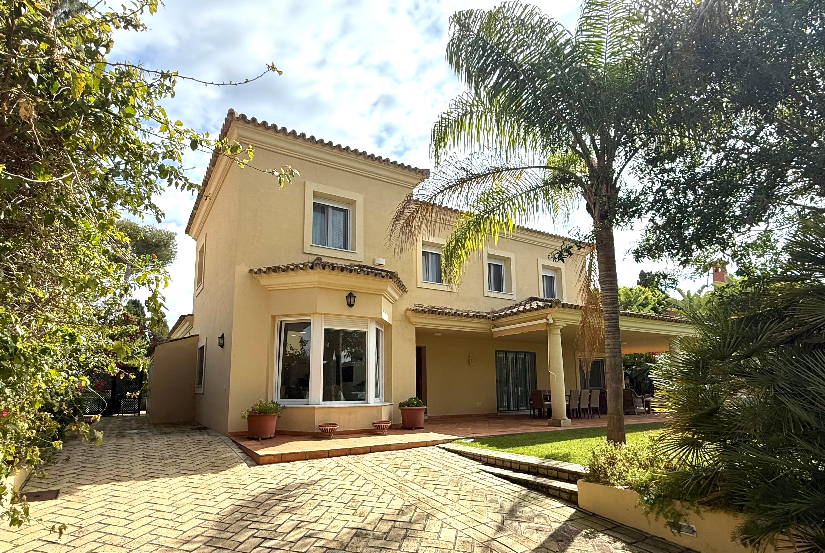 Casa amueblada independiente con piscina muy cerca de la playa en Vistahermosa