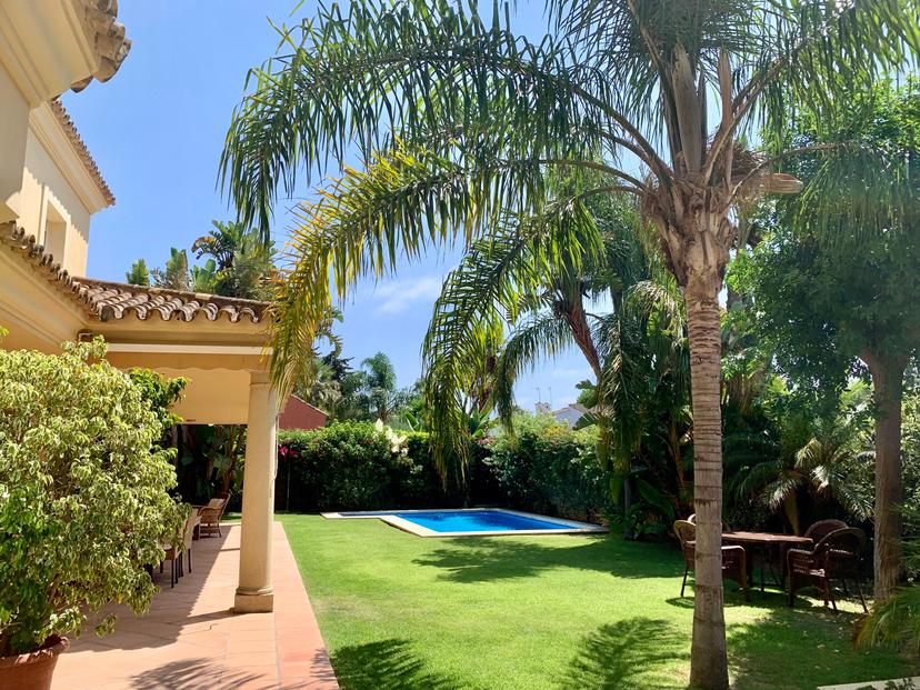 Casa amueblada independiente con piscina muy cerca de la playa en Vistahermosa