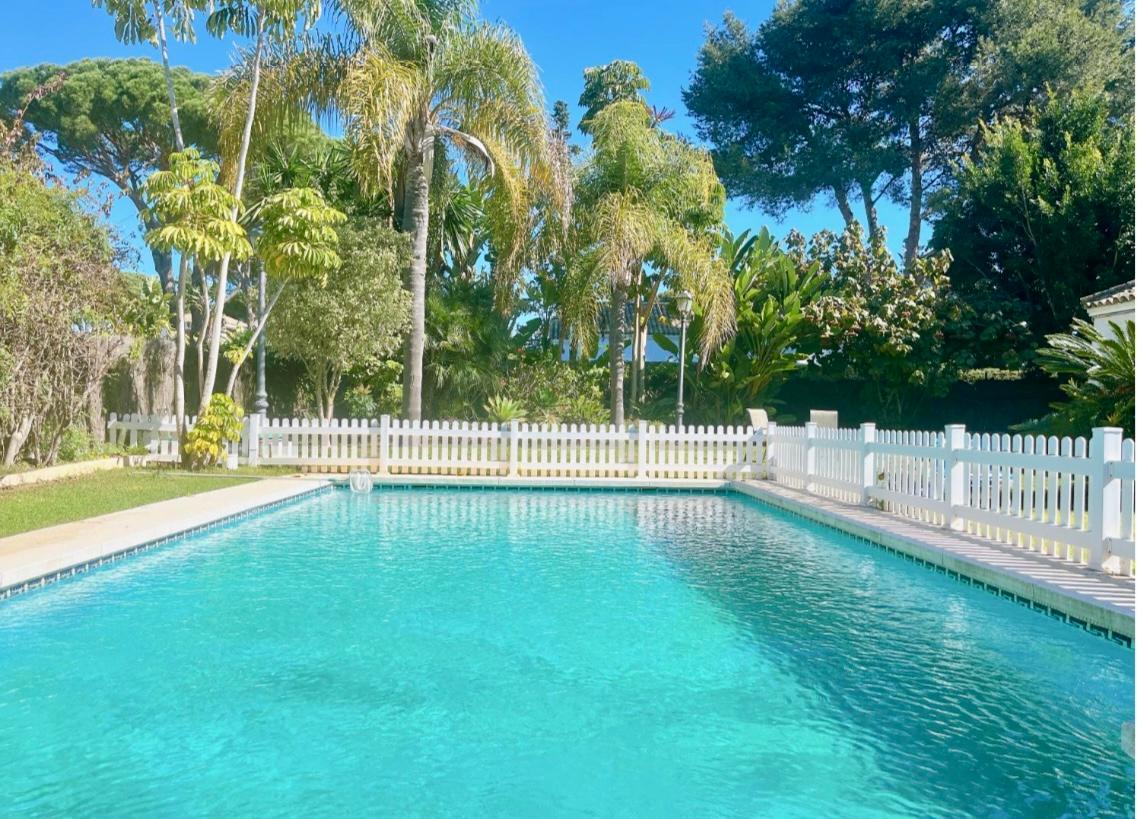 Casa independiente en parcela de 1600 m en la mejor zona de Vistahermosa 