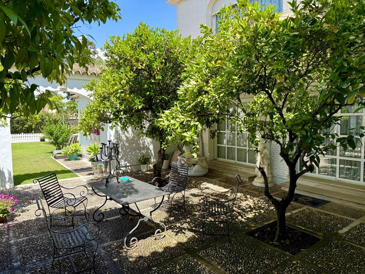 Casa independiente en parcela de 1600 m en la mejor zona de Vistahermosa 