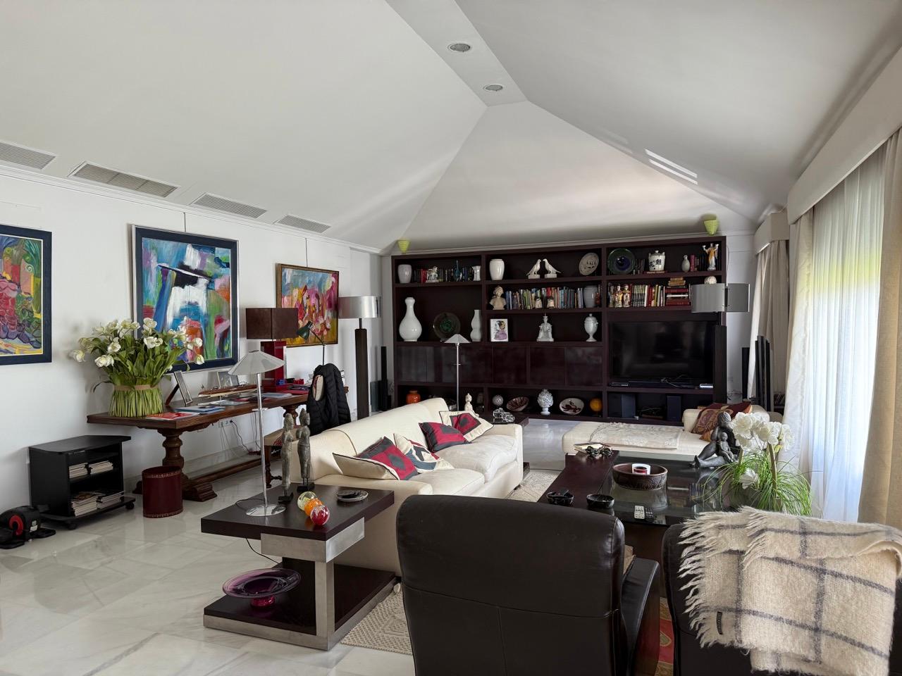 Casa independiente en parcela de 1600 m en la mejor zona de Vistahermosa 