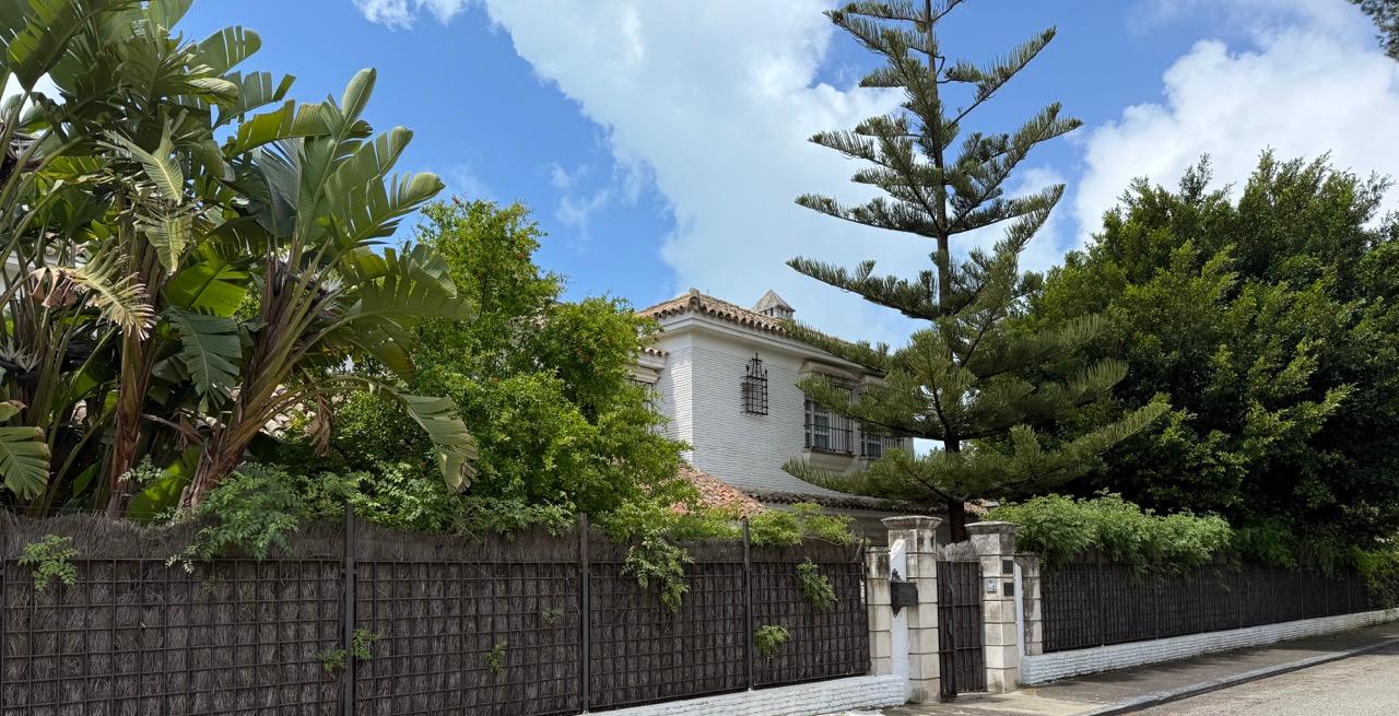 Casa independiente en parcela de 1600 m en la mejor zona de Vistahermosa 