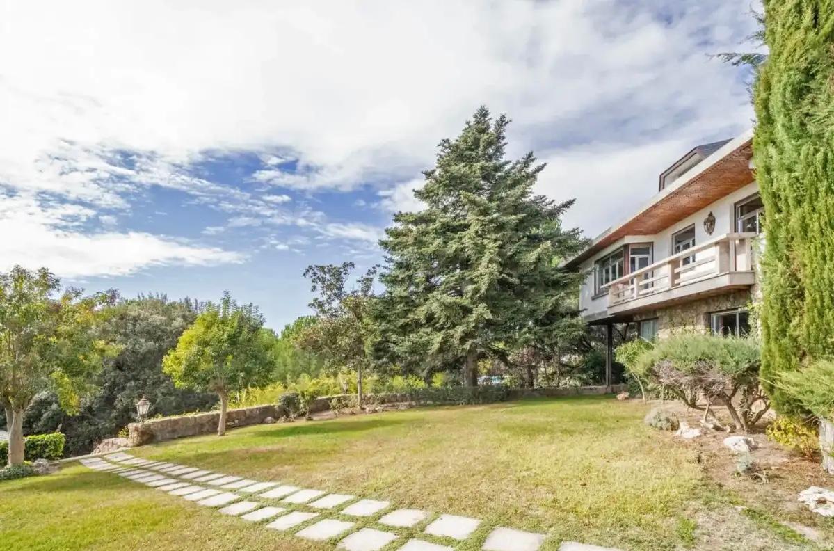 Casa en parcela de hectárea en cota alta con impresionantes vistas y en fondo de saco