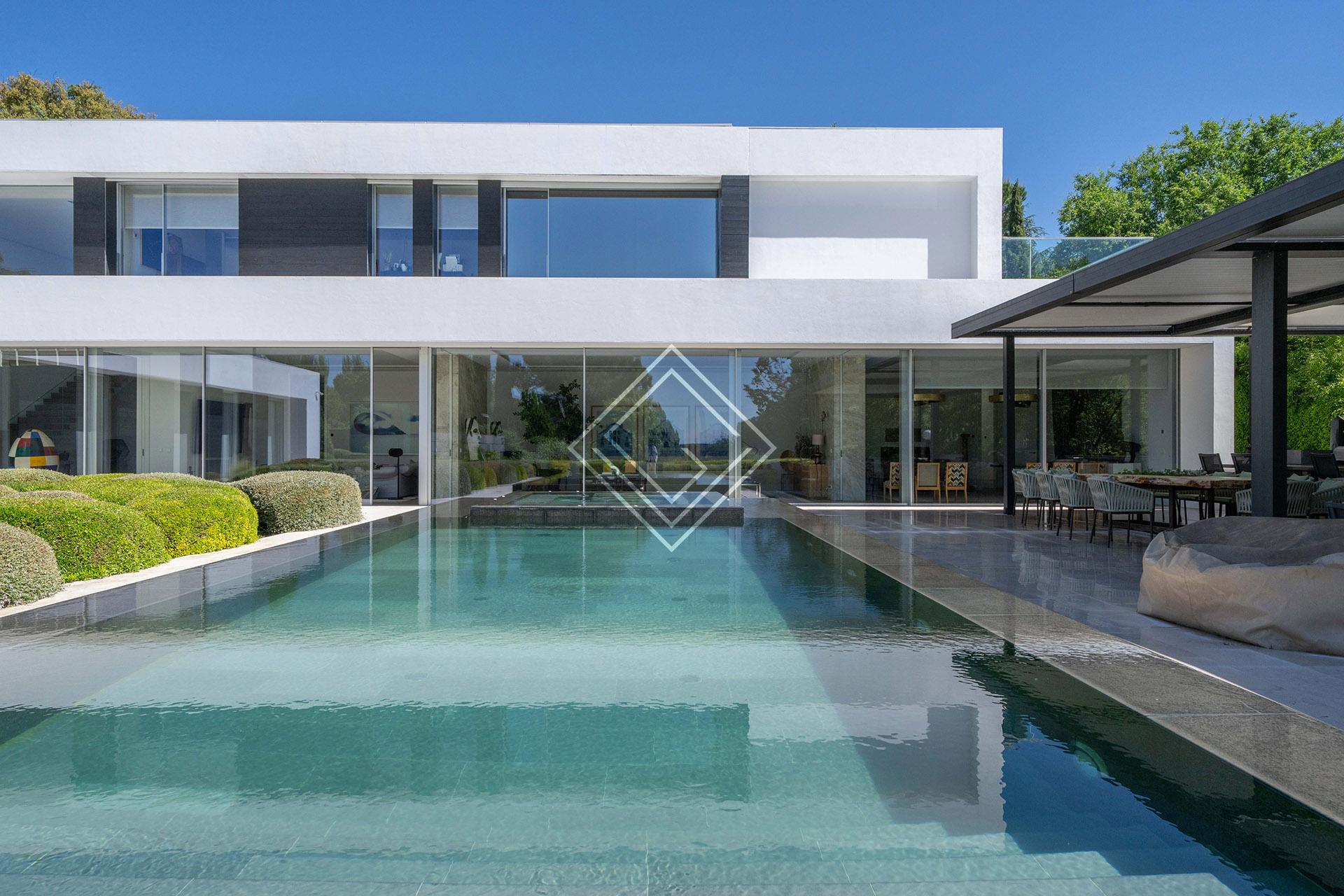 Espectacular casa amueblada en primera linea de golf con 3200 metros de parcela y privacidad absoluta