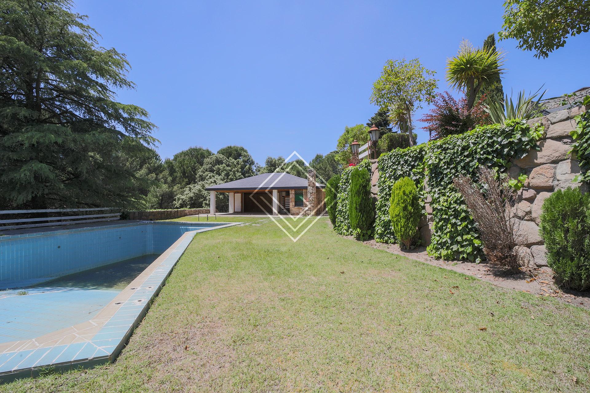 Casa en parcela de hectárea en cota alta con impresionantes vistas y en fondo de saco
