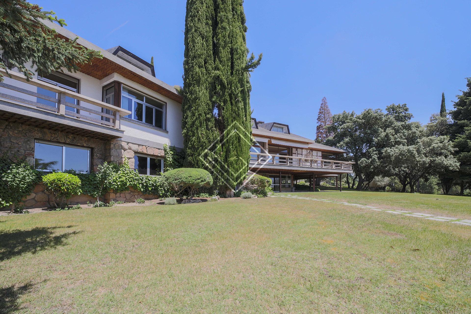 Casa en parcela de hectárea en cota alta con impresionantes vistas y en fondo de saco