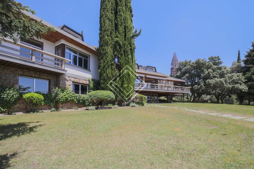 Casa en parcela de hectárea en cota alta con impresionantes vistas y en fondo de saco