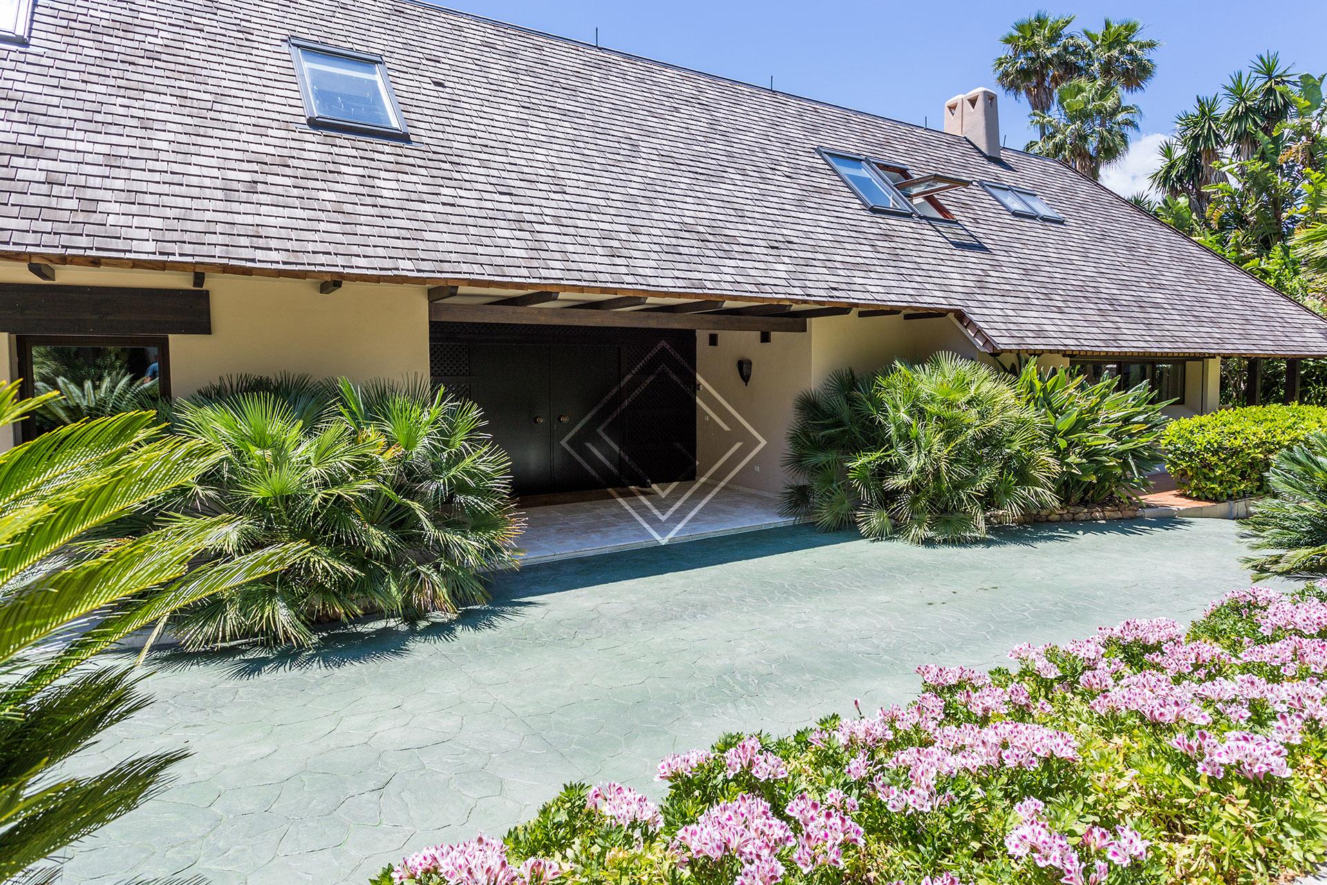 Villa de lujo en primera línea de golf en Río Real – Marbella