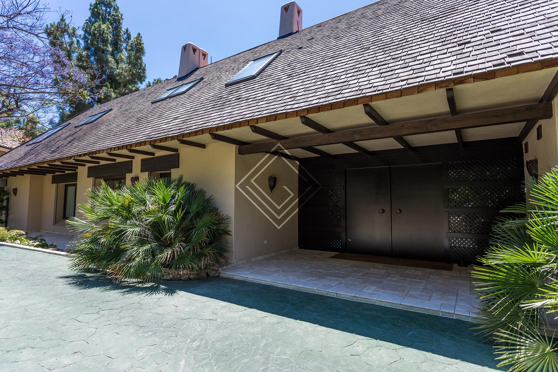 Villa de lujo en primera línea de golf en Río Real – Marbella