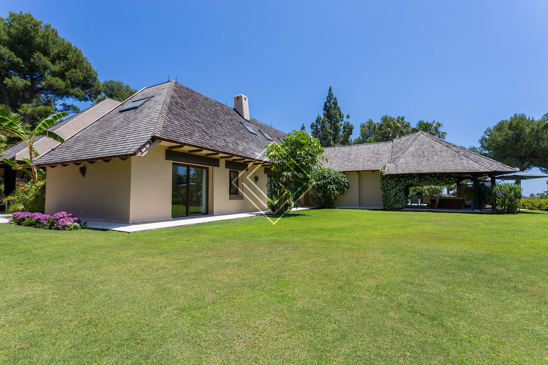 Villa de lujo en primera línea de golf en Río Real – Marbella