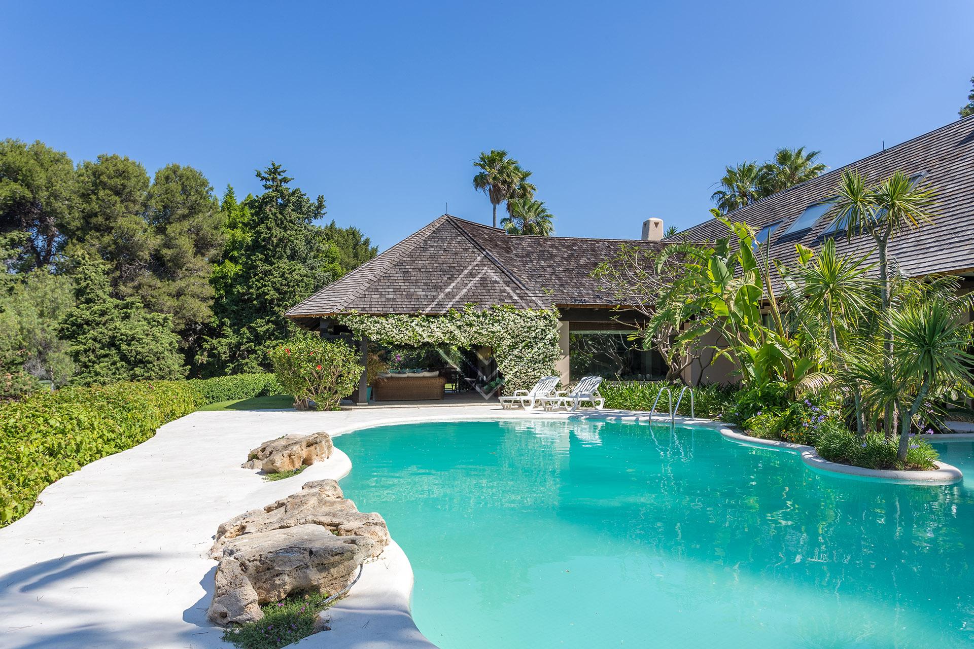 Villa de lujo en primera línea de golf en Río Real – Marbella