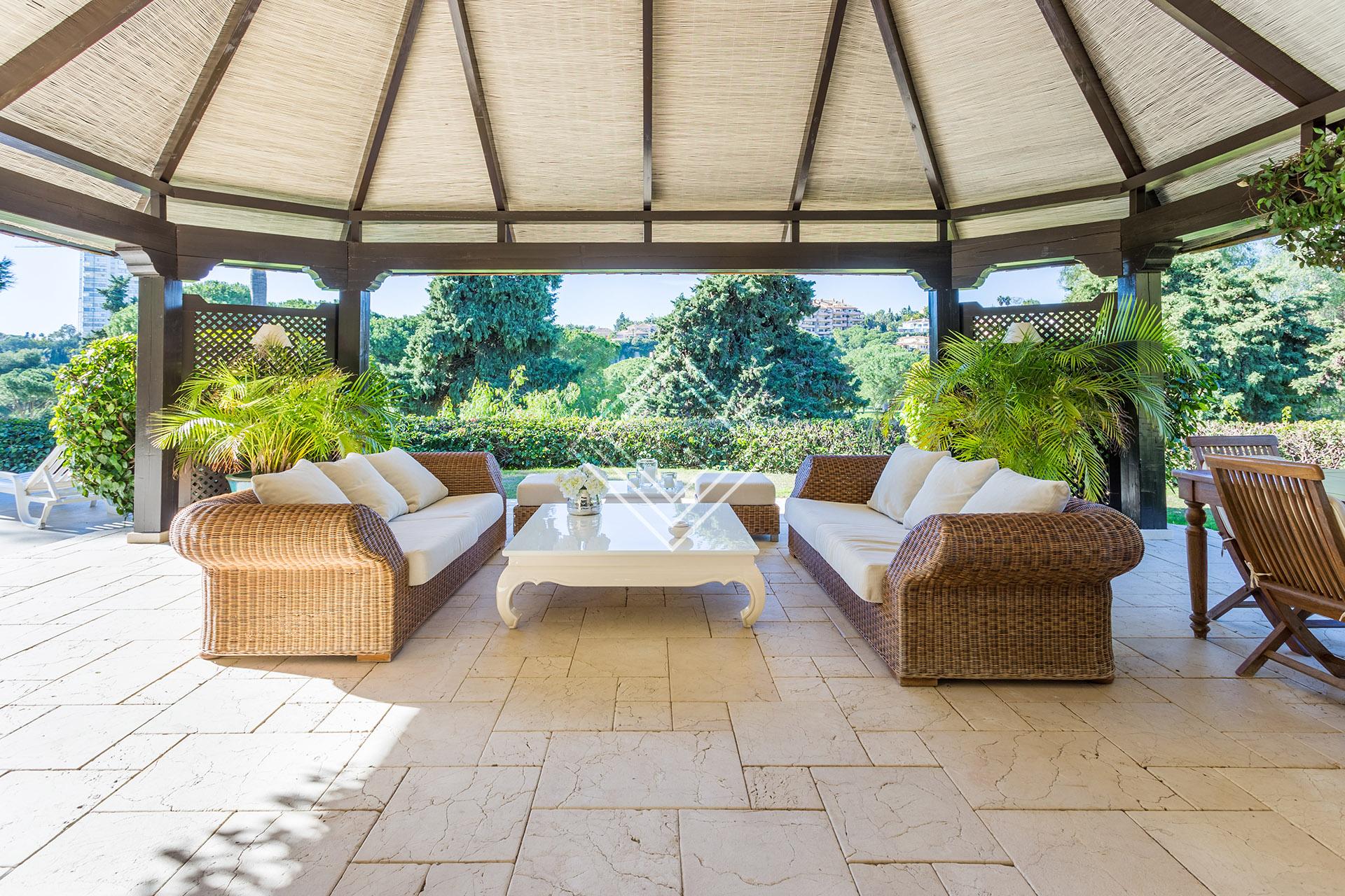 Villa de lujo en primera línea de golf en Río Real – Marbella