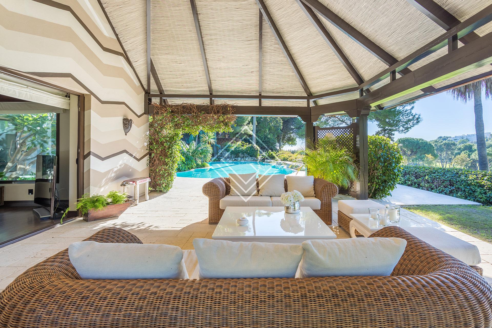 Villa de lujo en primera línea de golf en Río Real – Marbella