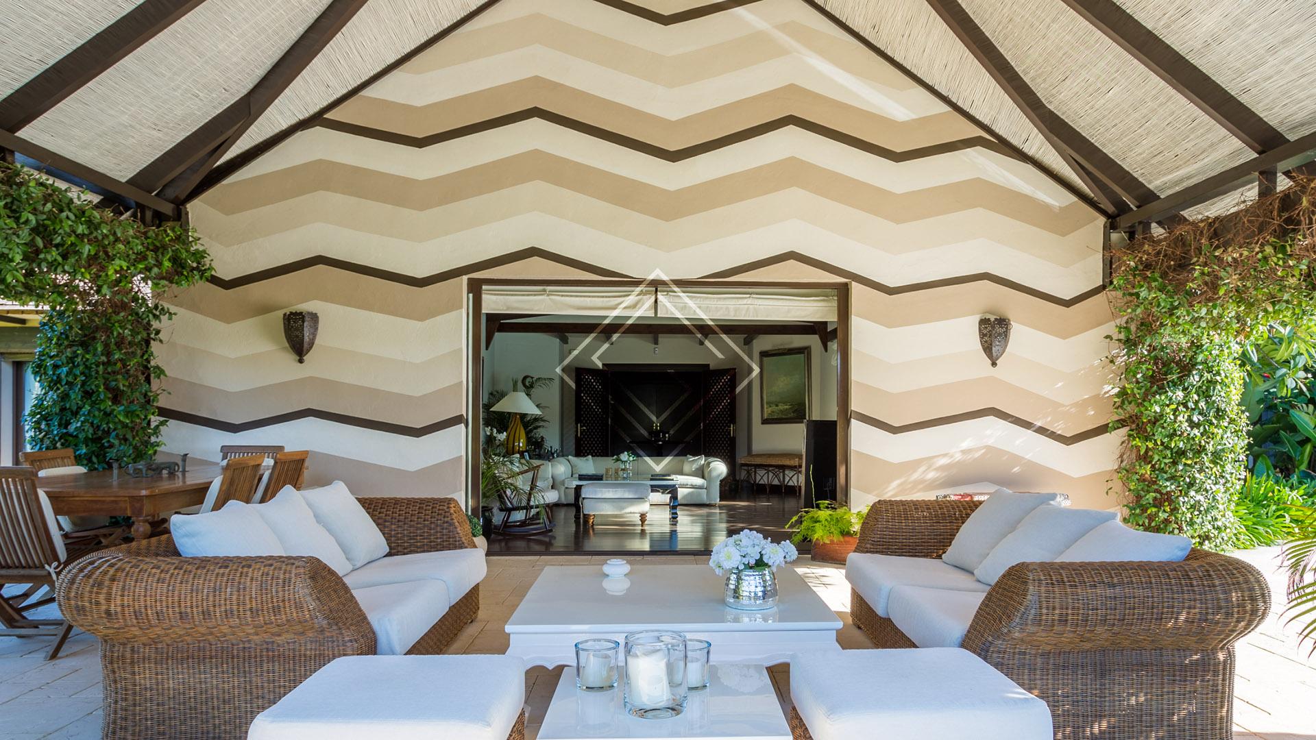 Villa de lujo en primera línea de golf en Río Real – Marbella
