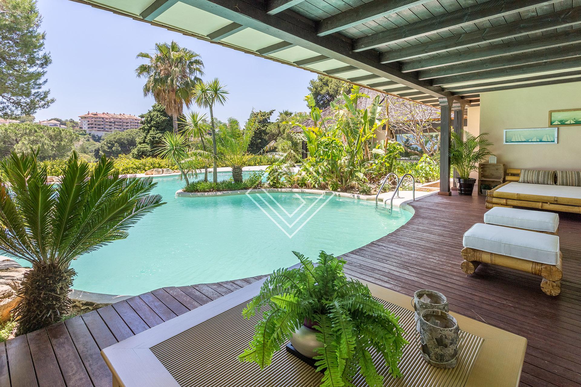 Villa de lujo en primera línea de golf en Río Real – Marbella
