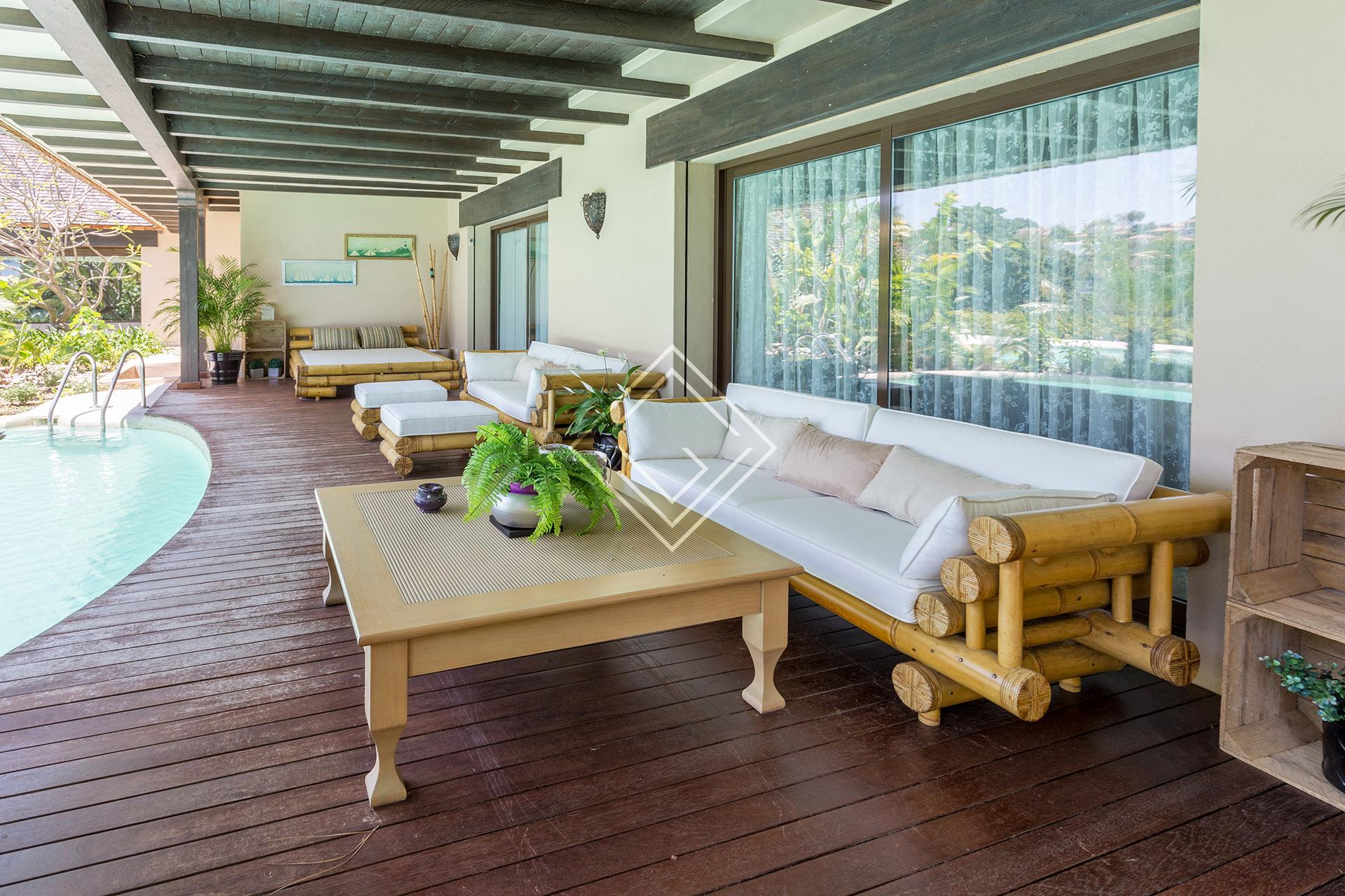 Villa de lujo en primera línea de golf en Río Real – Marbella
