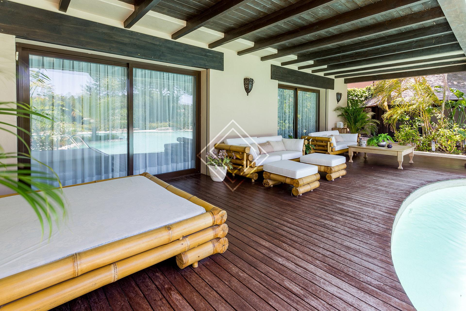 Villa de lujo en primera línea de golf en Río Real – Marbella