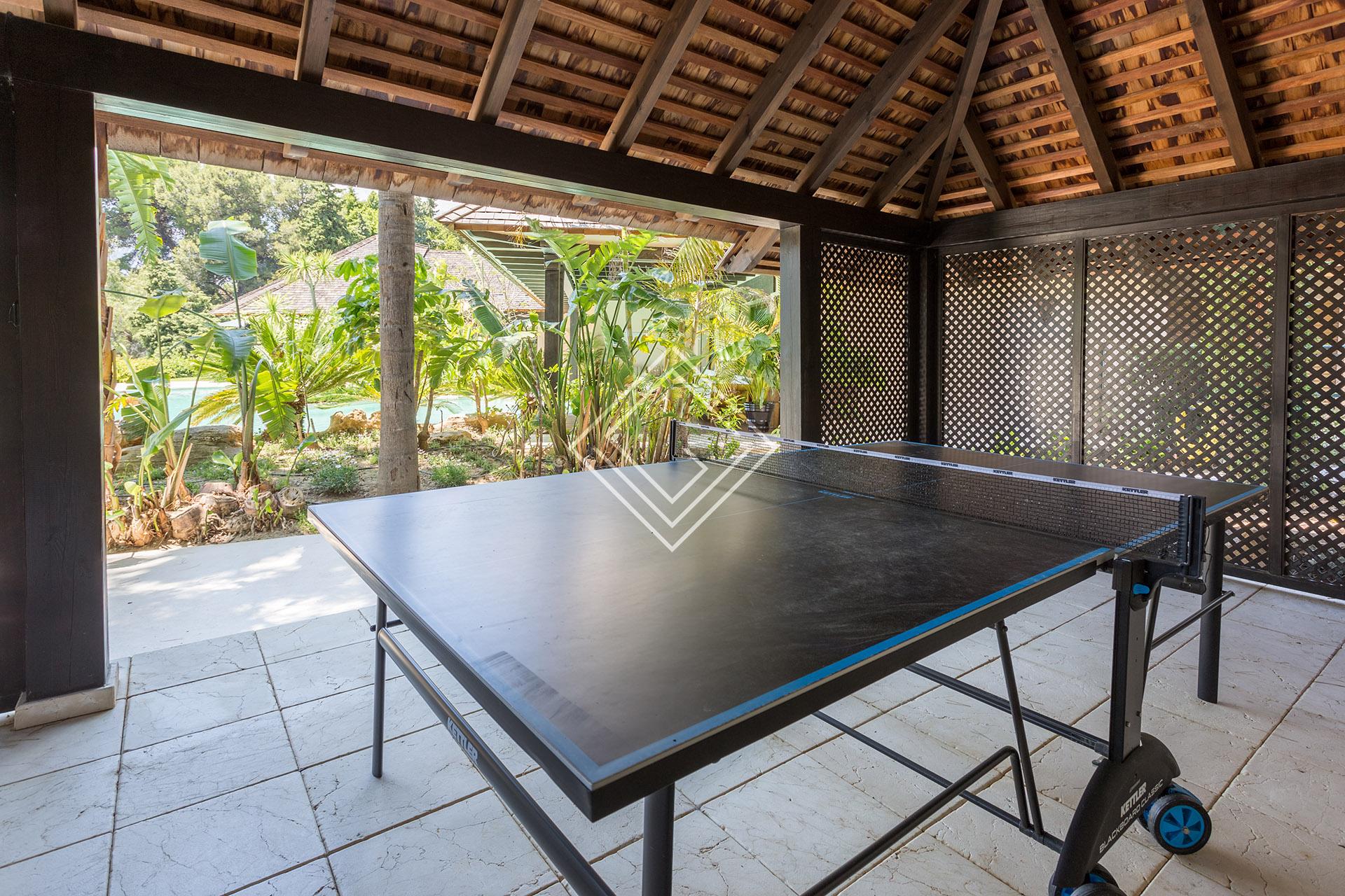 Villa de lujo en primera línea de golf en Río Real – Marbella