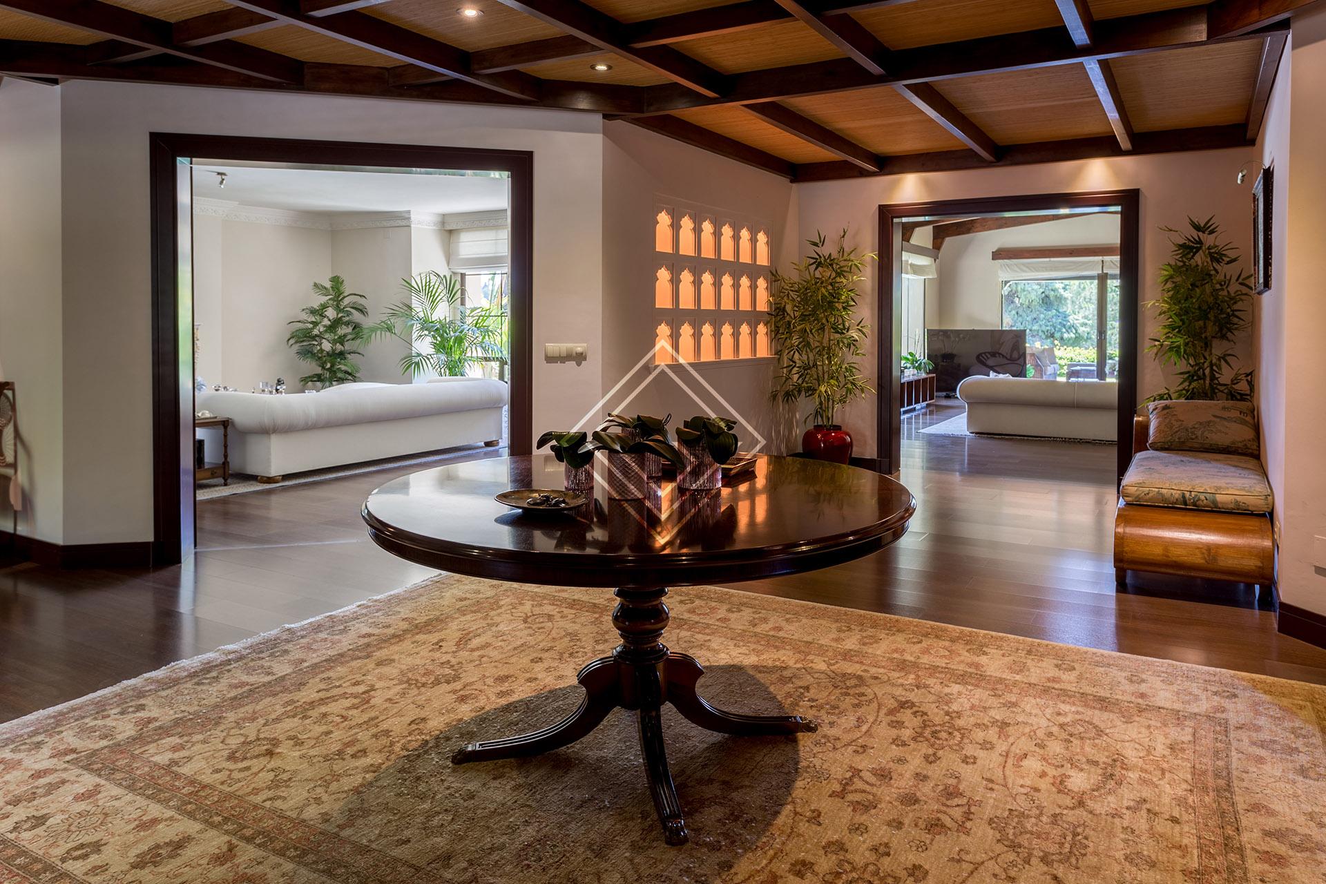 Villa de lujo en primera línea de golf en Río Real – Marbella
