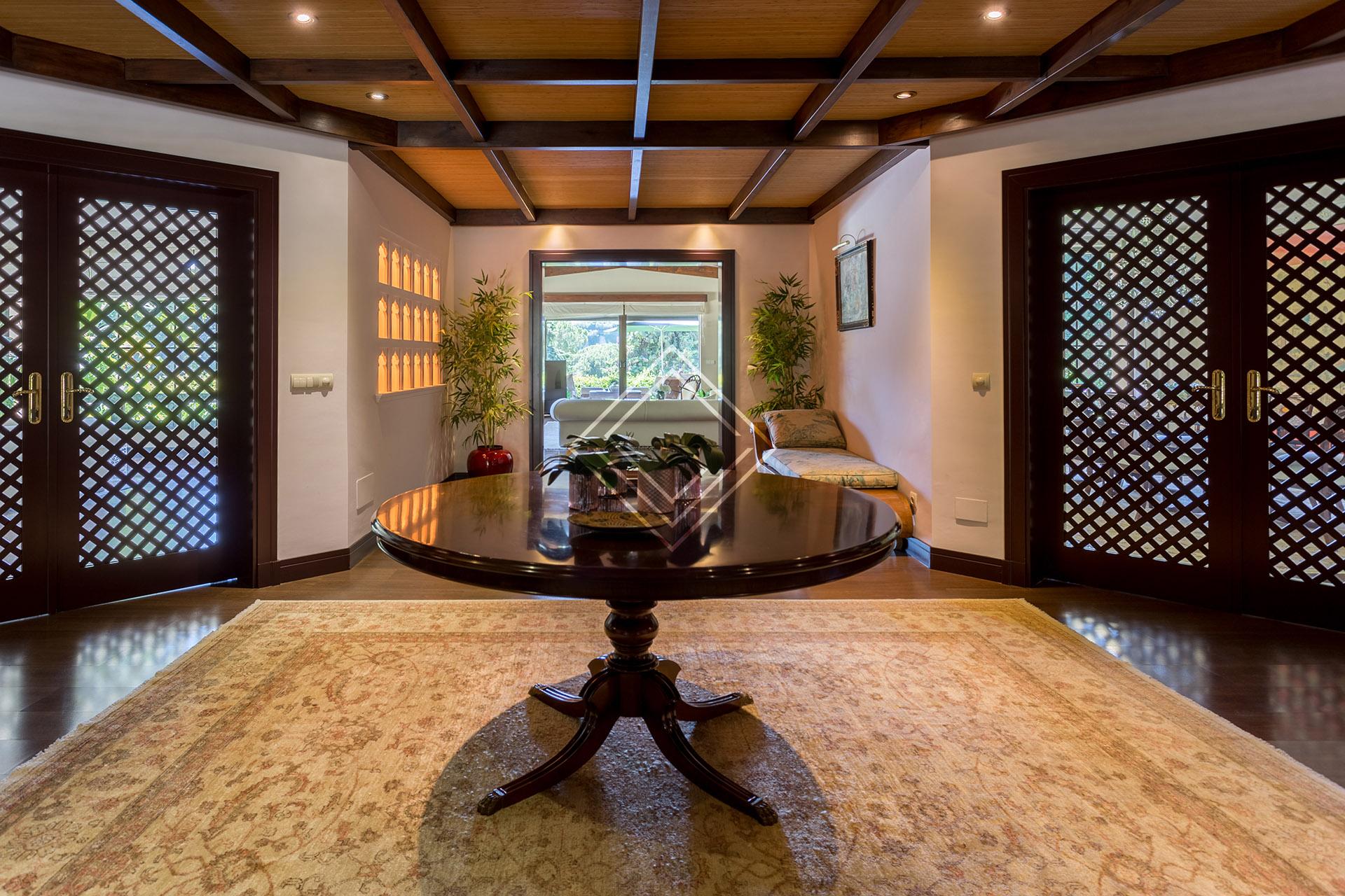 Villa de lujo en primera línea de golf en Río Real – Marbella