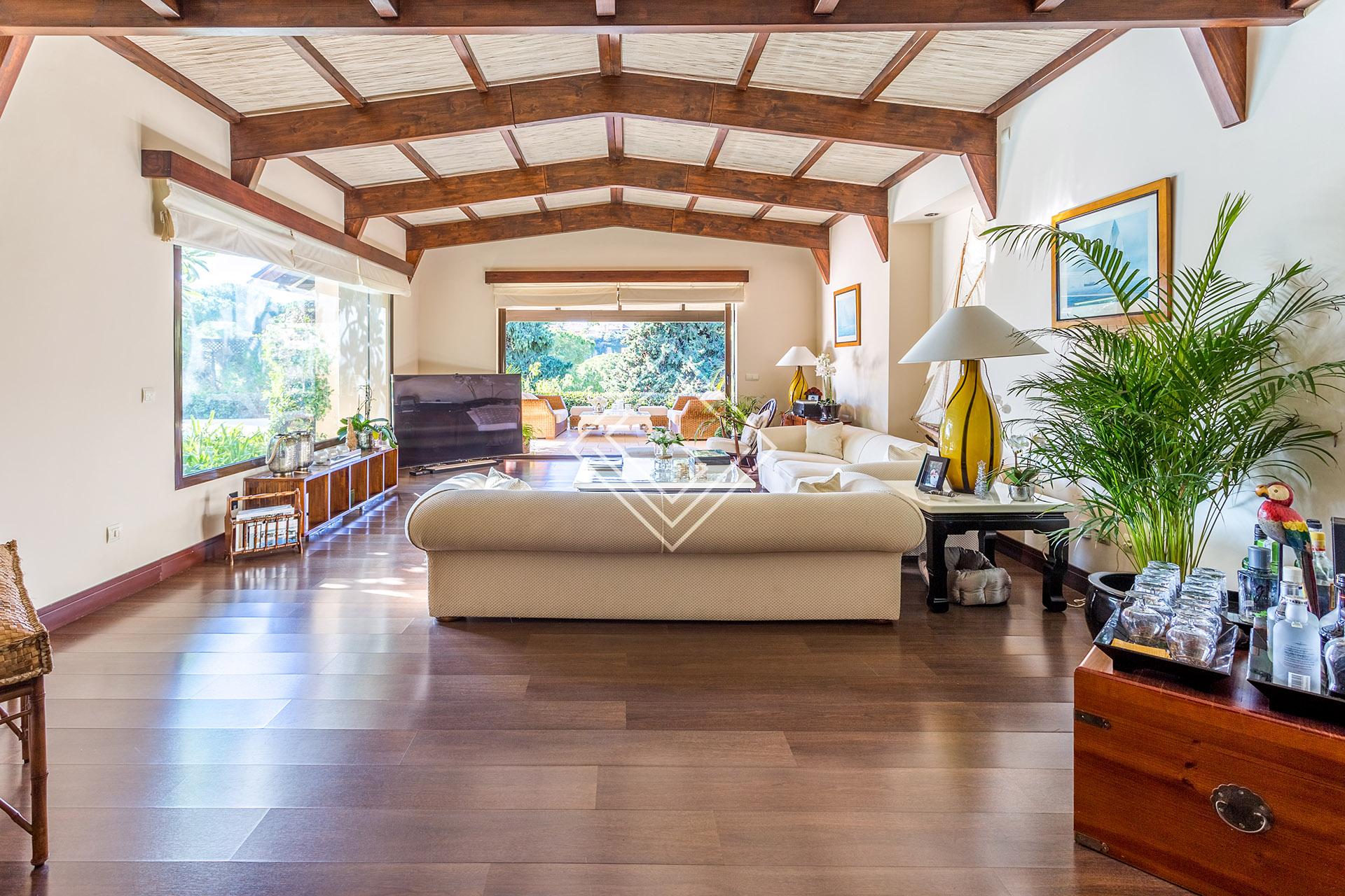 Villa de lujo en primera línea de golf en Río Real – Marbella