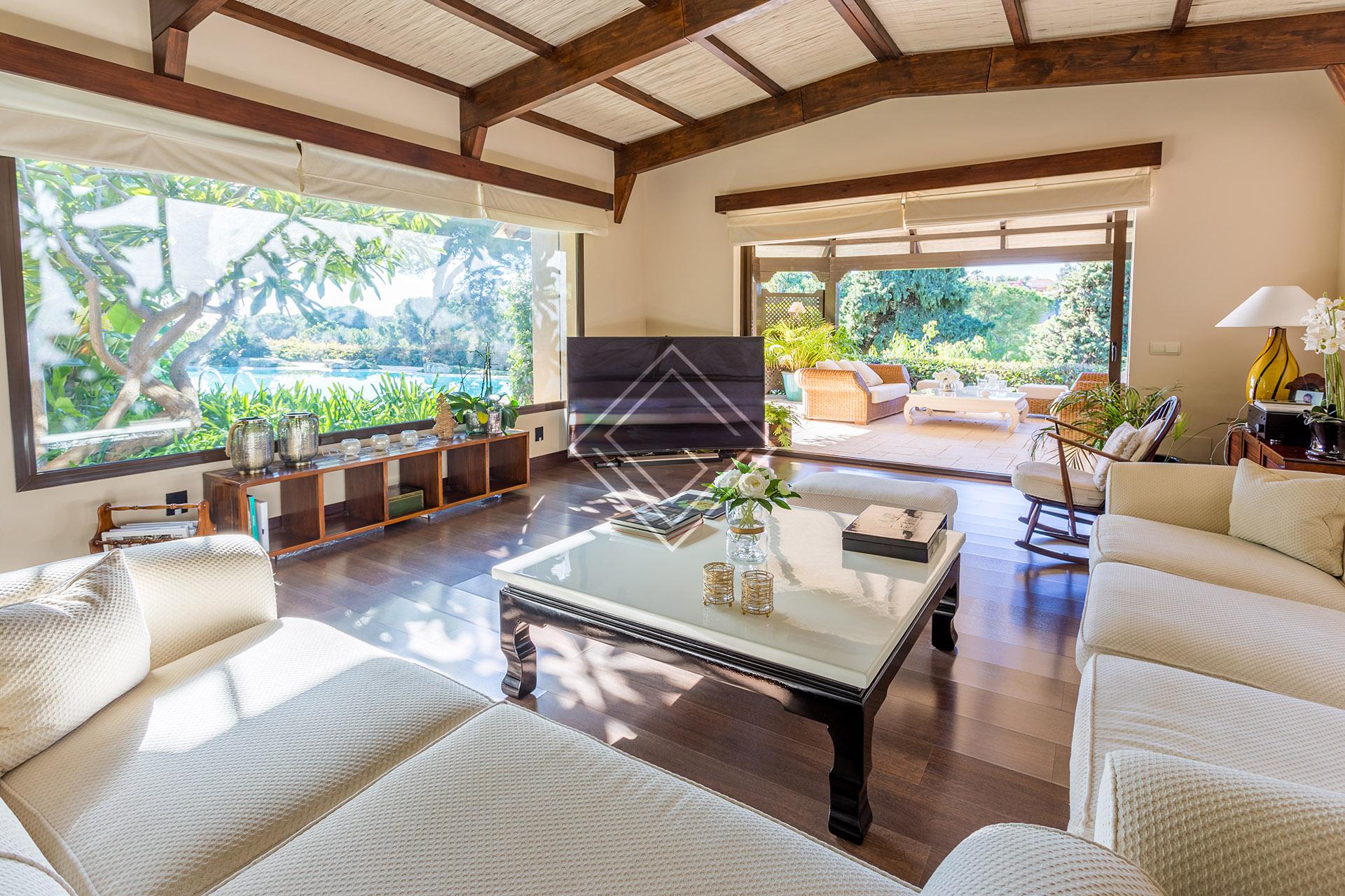 Villa de lujo en primera línea de golf en Río Real – Marbella