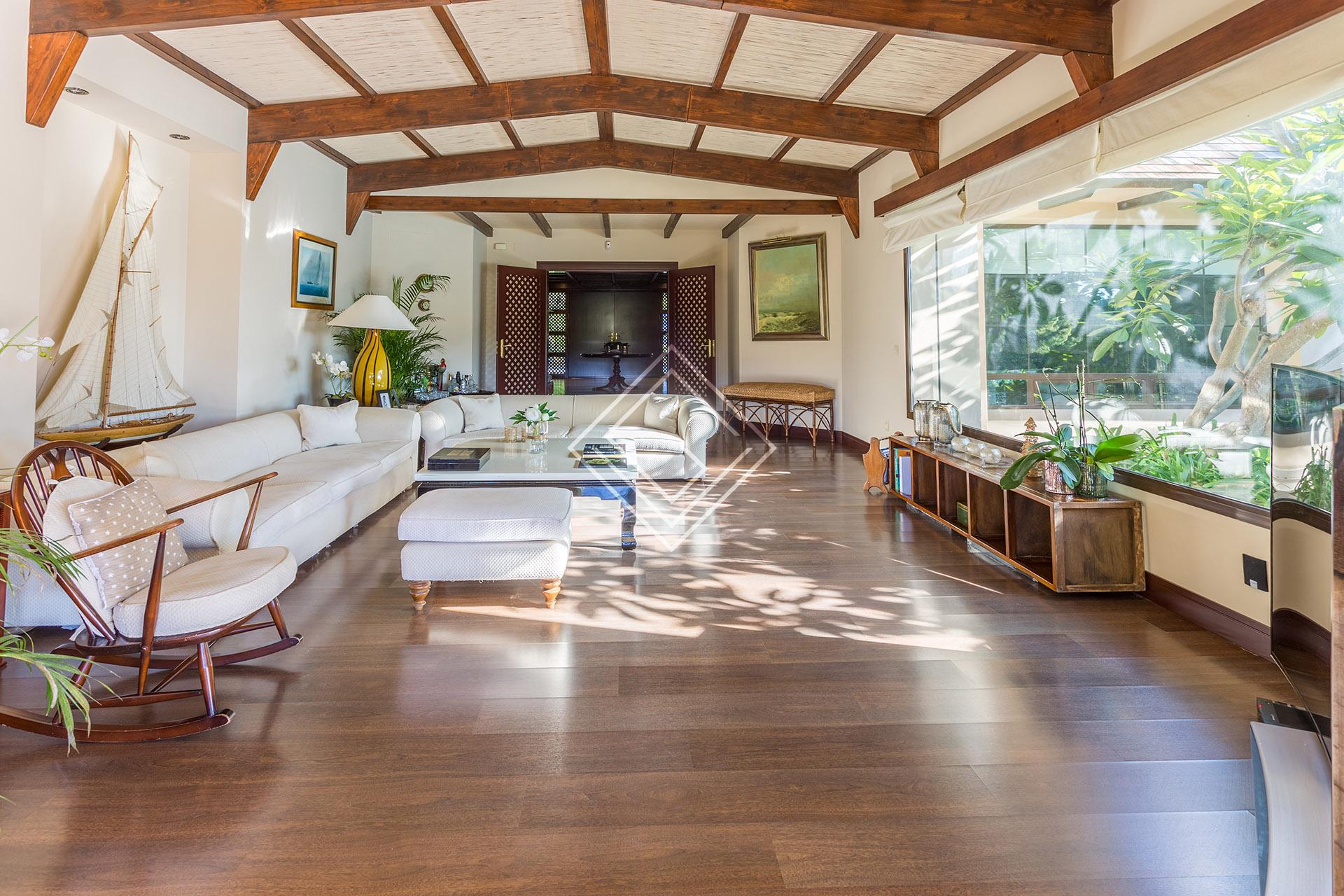Villa de lujo en primera línea de golf en Río Real – Marbella