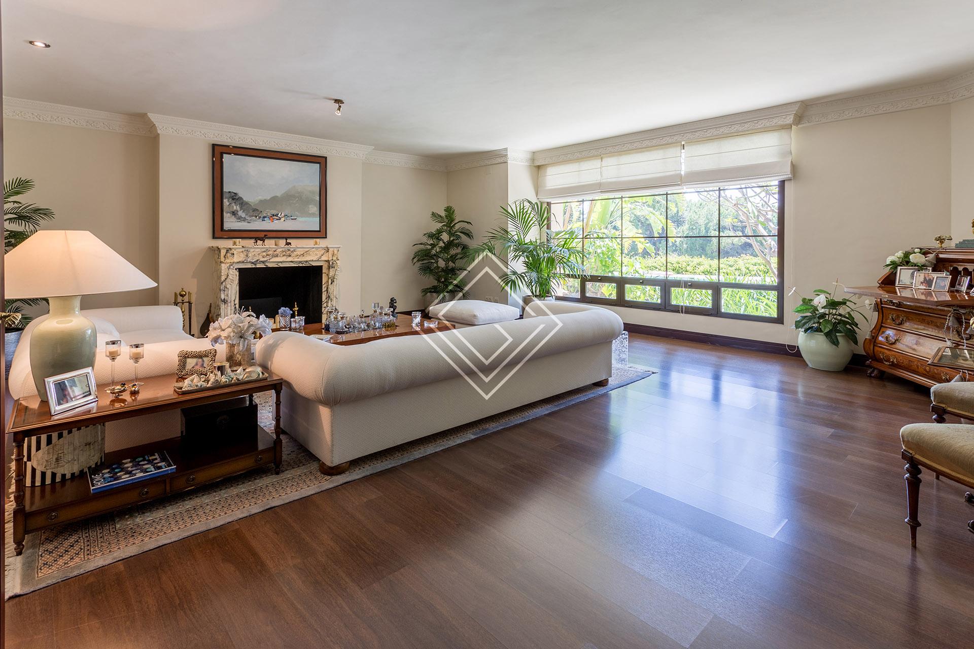Villa de lujo en primera línea de golf en Río Real – Marbella