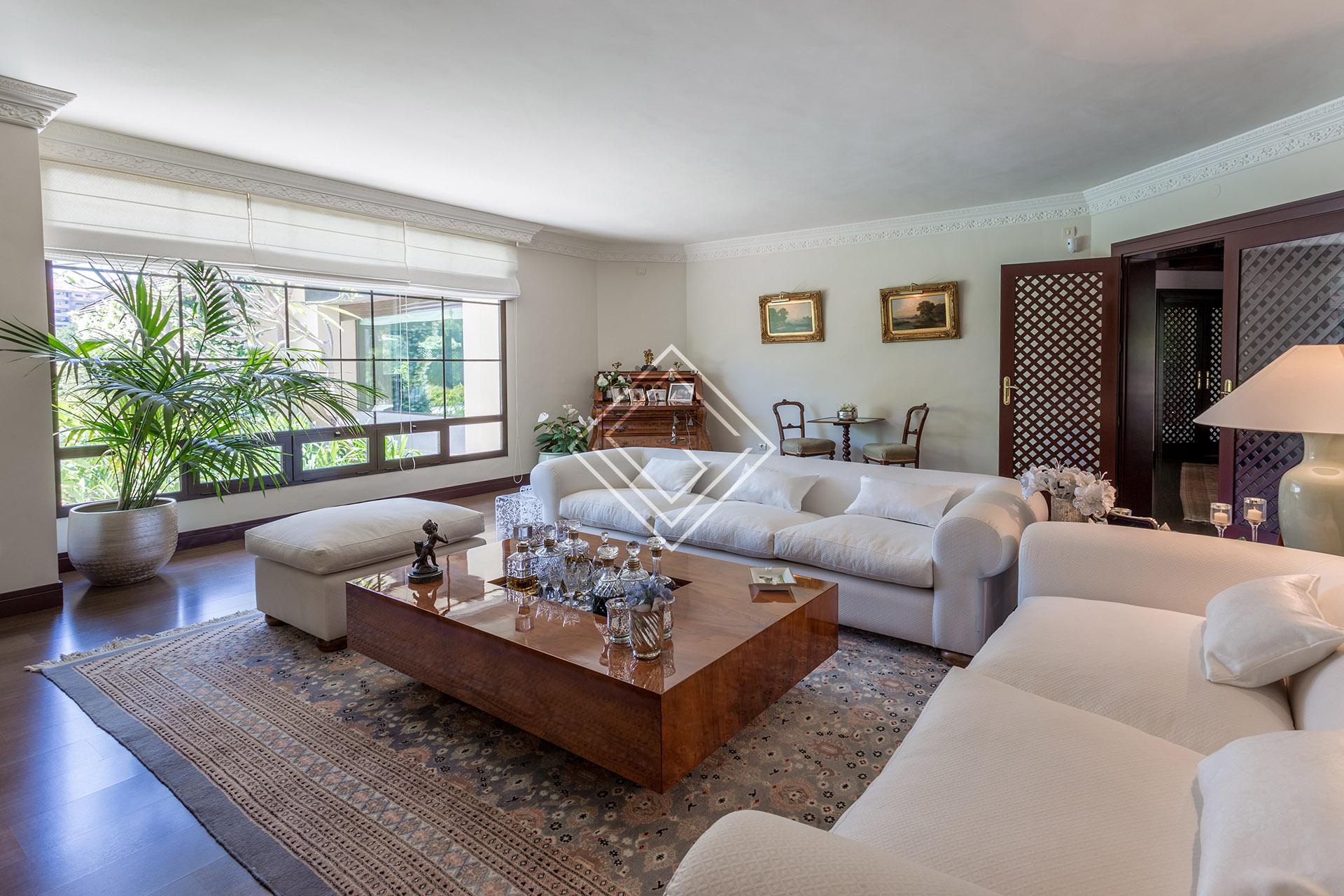 Villa de lujo en primera línea de golf en Río Real – Marbella
