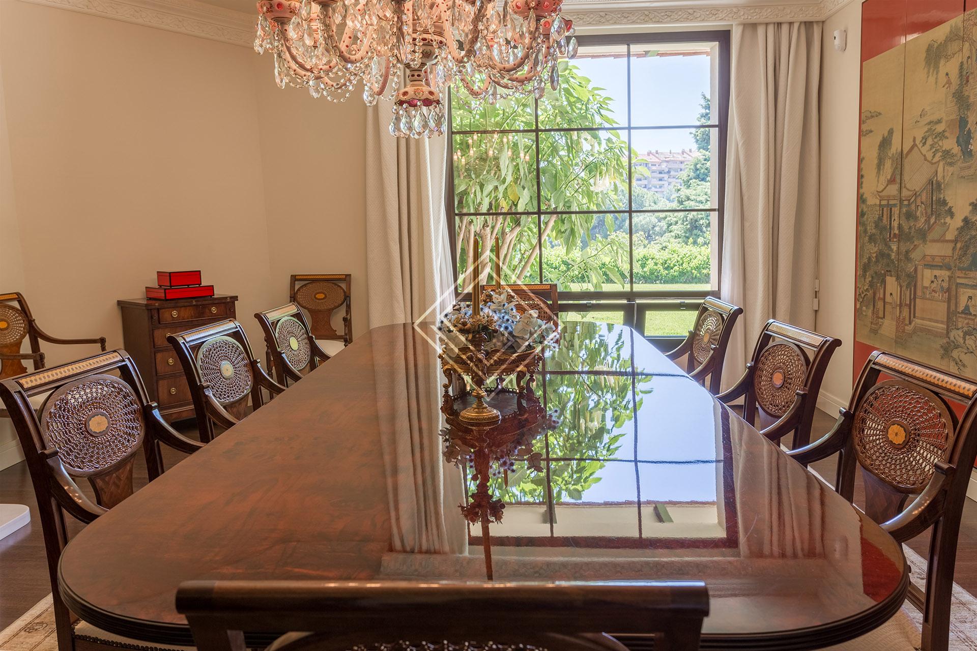 Villa de lujo en primera línea de golf en Río Real – Marbella