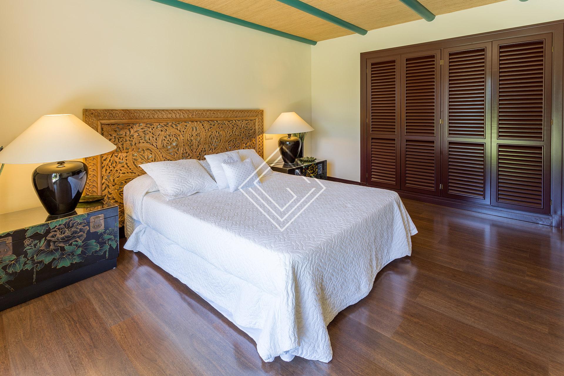 Villa de lujo en primera línea de golf en Río Real – Marbella