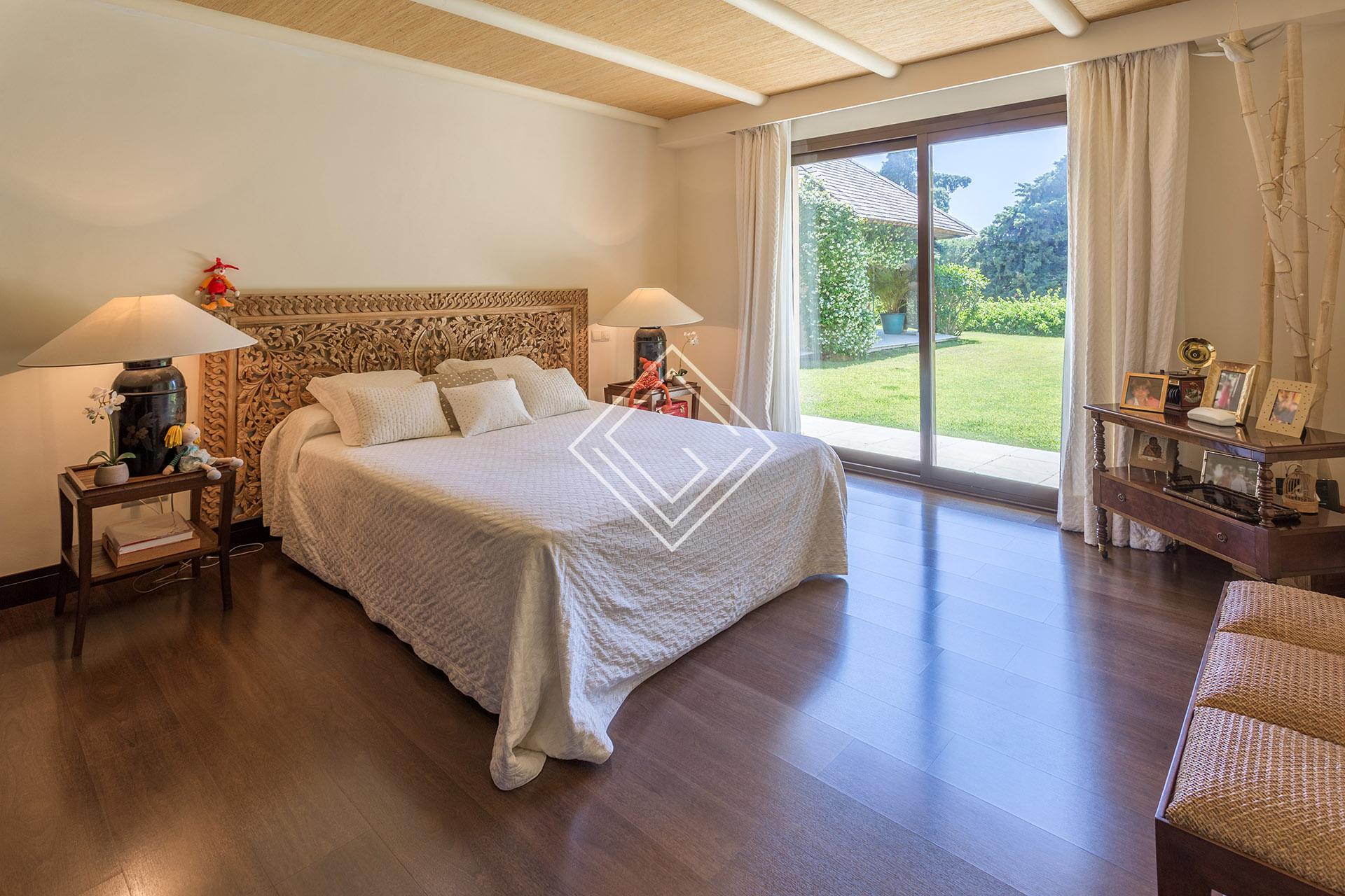 Villa de lujo en primera línea de golf en Río Real – Marbella