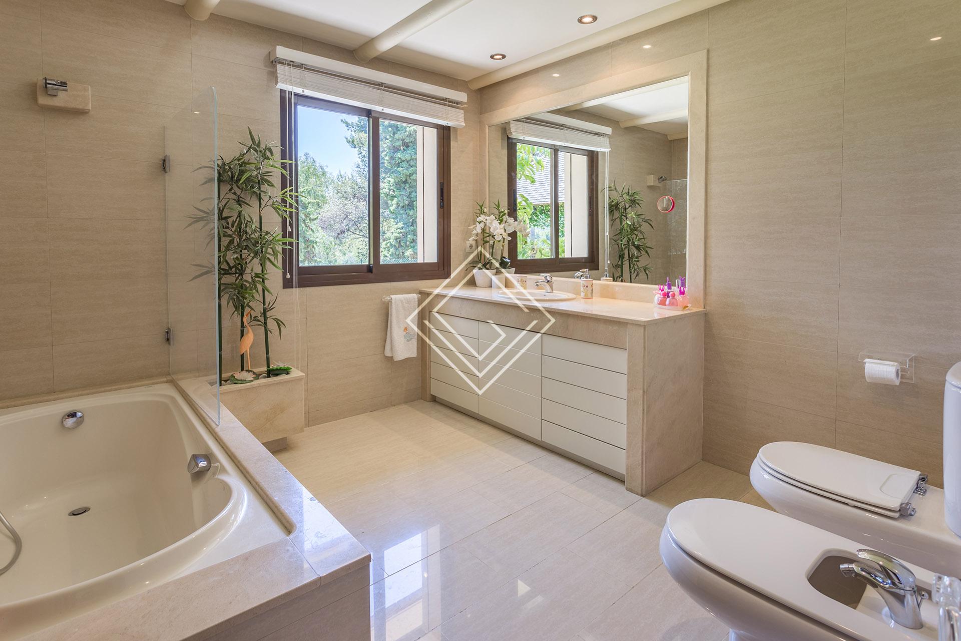 Villa de lujo en primera línea de golf en Río Real – Marbella