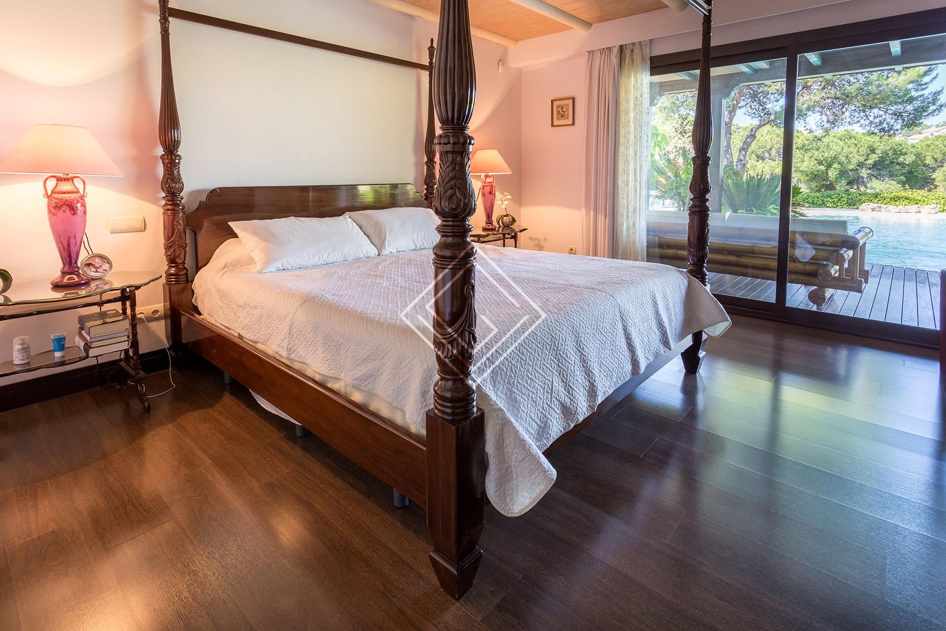 Villa de lujo en primera línea de golf en Río Real – Marbella