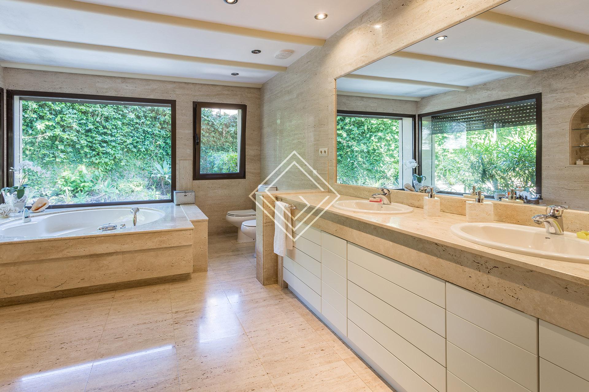 Villa de lujo en primera línea de golf en Río Real – Marbella