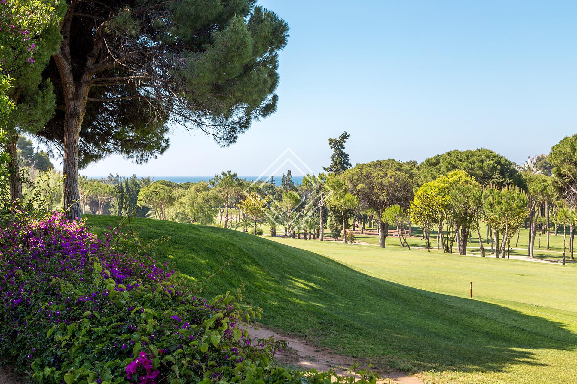 Villa de lujo en primera línea de golf en Río Real – Marbella