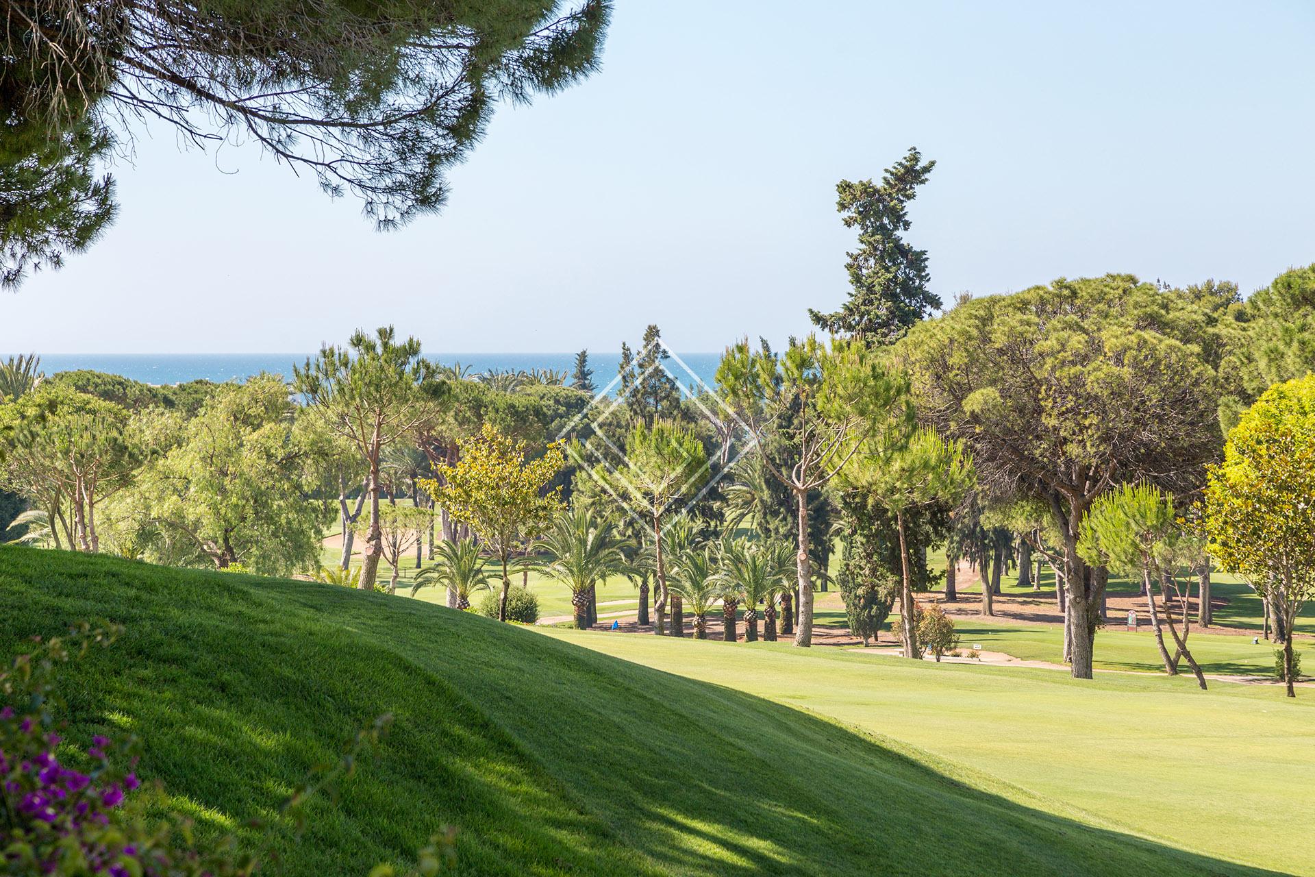 Villa de lujo en primera línea de golf en Río Real – Marbella